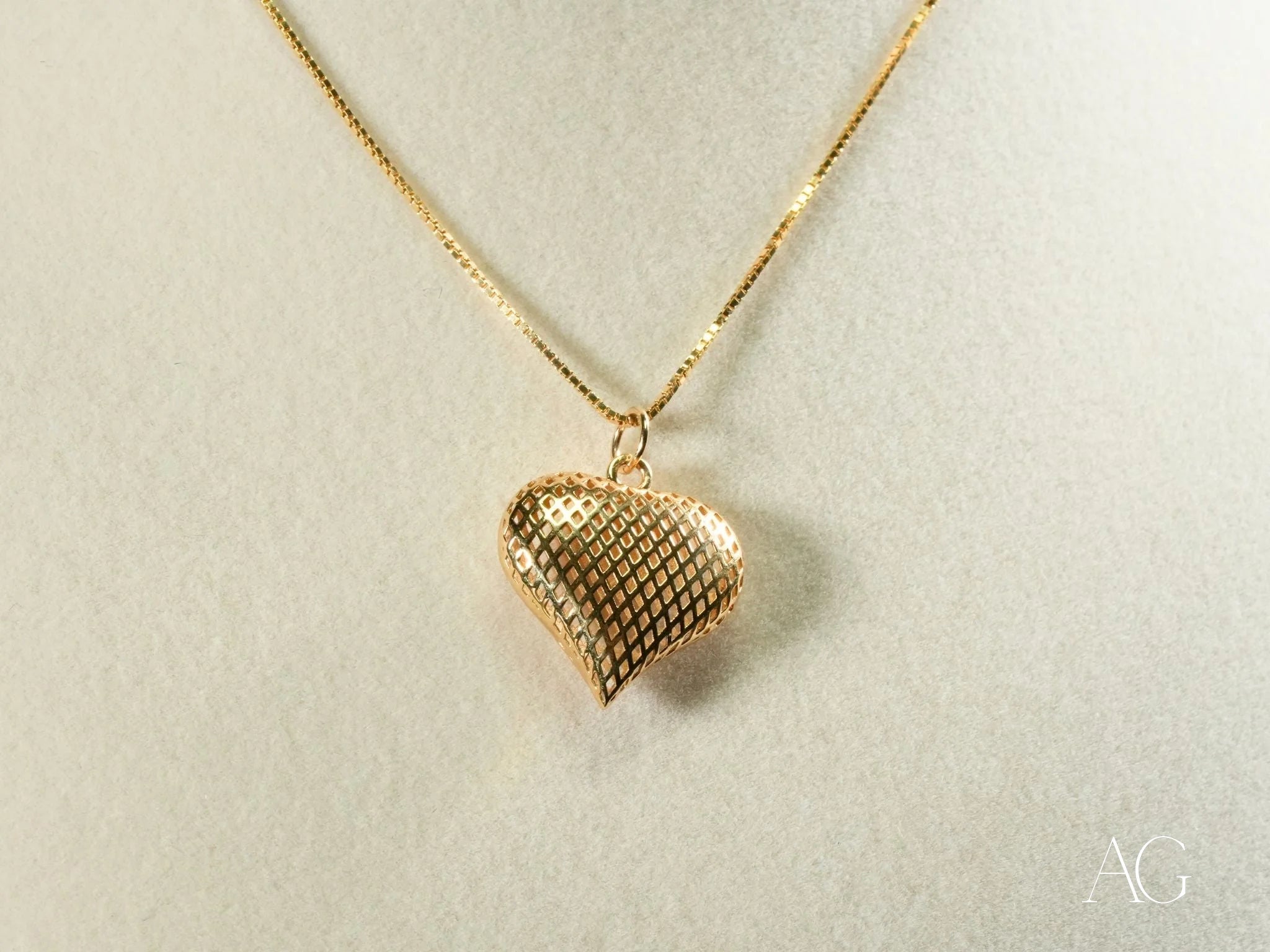 Golden Love Heart Pendant Necklace - 14K Gold Plated Romantic Jewelry Gift for Women - Perfect for Valentine's Day, Anniversary & Special Occasions