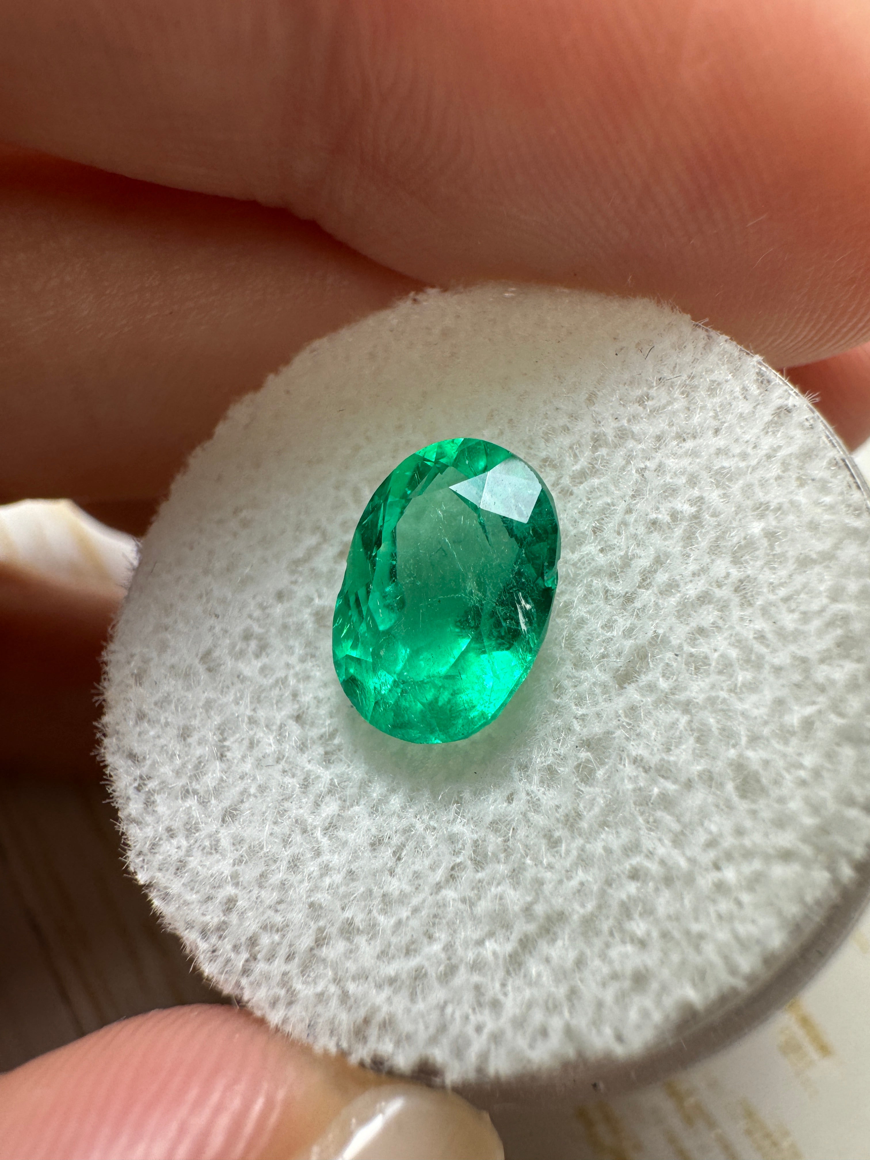 2.67 Carat 10x7mm Vibrant Green Loose Colombian Emerald Gemstone - Oval Cut for Jewelry Making, Engagement Rings & Luxury Gifts