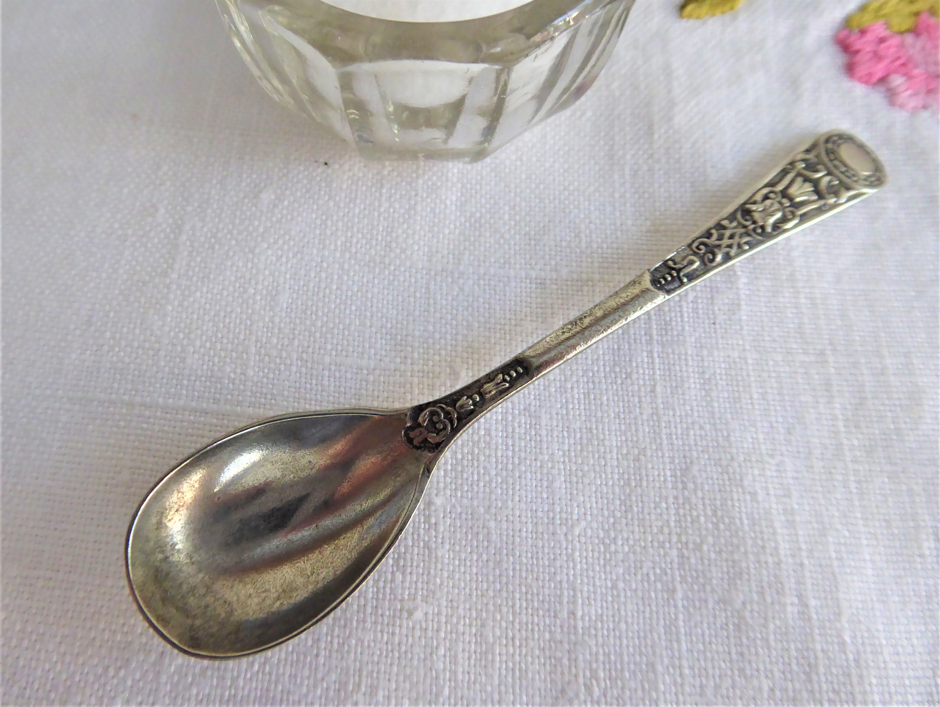 Vintage 1920s Silver Plated Oval Salt Spoon with Embossed Mustard Design & Fancy Handle - Perfect for Antique Tea Sets, Victorian Table Settings & Collectible Silverware