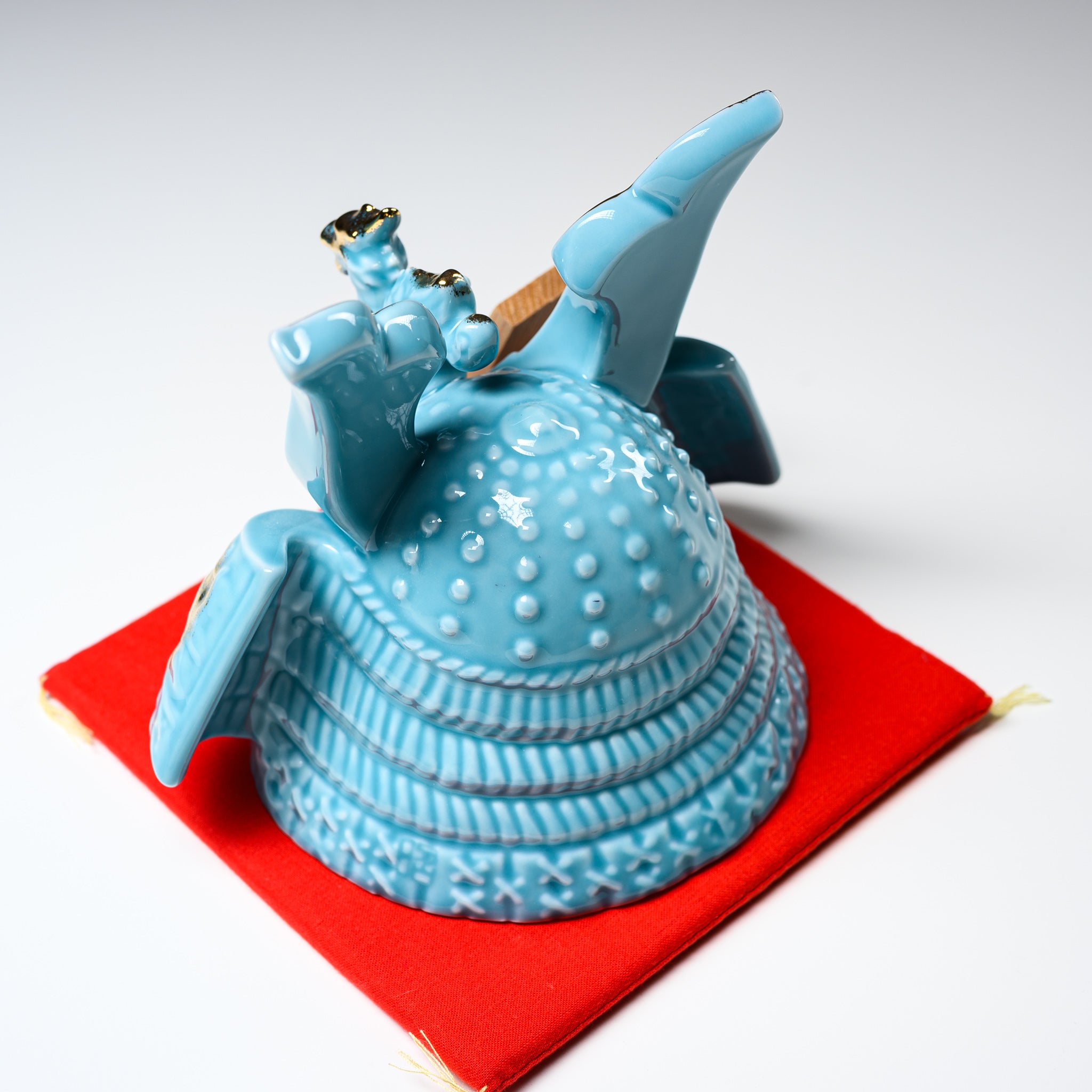 Seto Ware Samurai Helmet Ornament - Japanese Traditional Decorative Kabuto for Home & Office Display - Perfect for Collectors, Gifts, and Feng Shui Decor