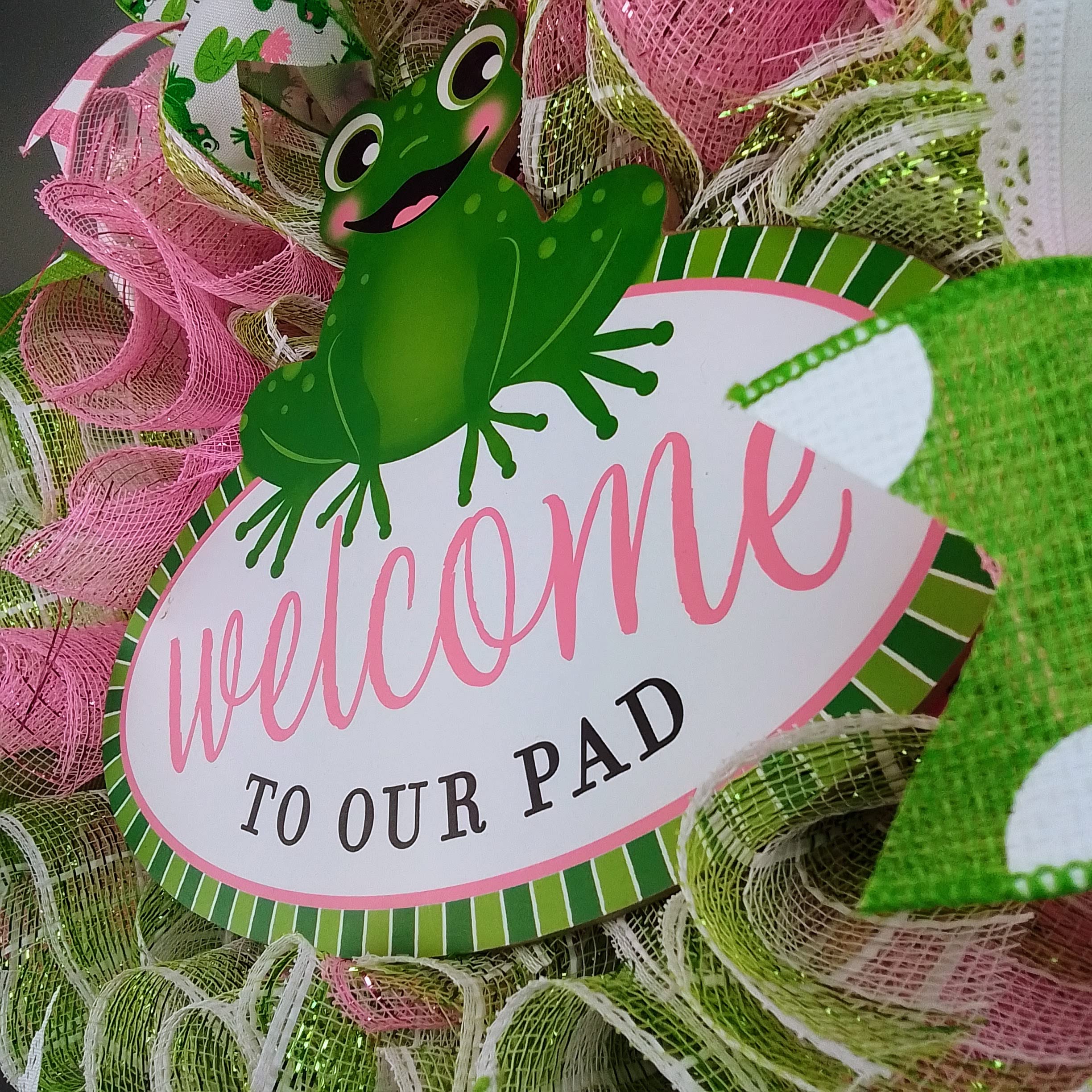 Pad Frog Wreath - Spring Summer Front Door Decor, Mother's Day Gift Idea in Green Pink White - Perfect for Seasonal Home Decor & Outdoor Welcome Sign