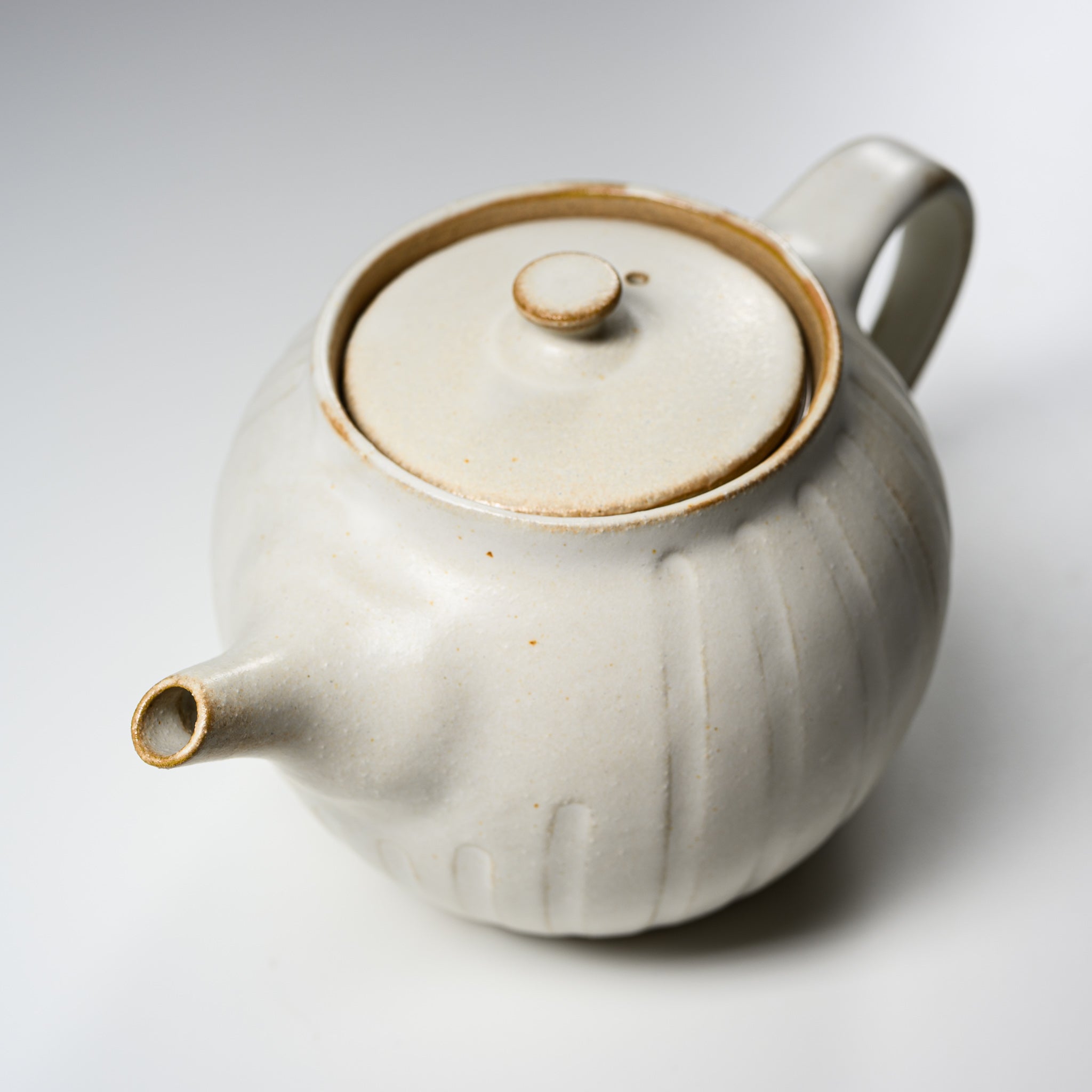 Wakasama Kiln Kinari Round Teapot - 600ml Handmade Ceramic Japanese Teapot for Green Tea, Oolong Tea & Herbal Tea Brewing - Perfect for Home, Office & Tea Ceremonies