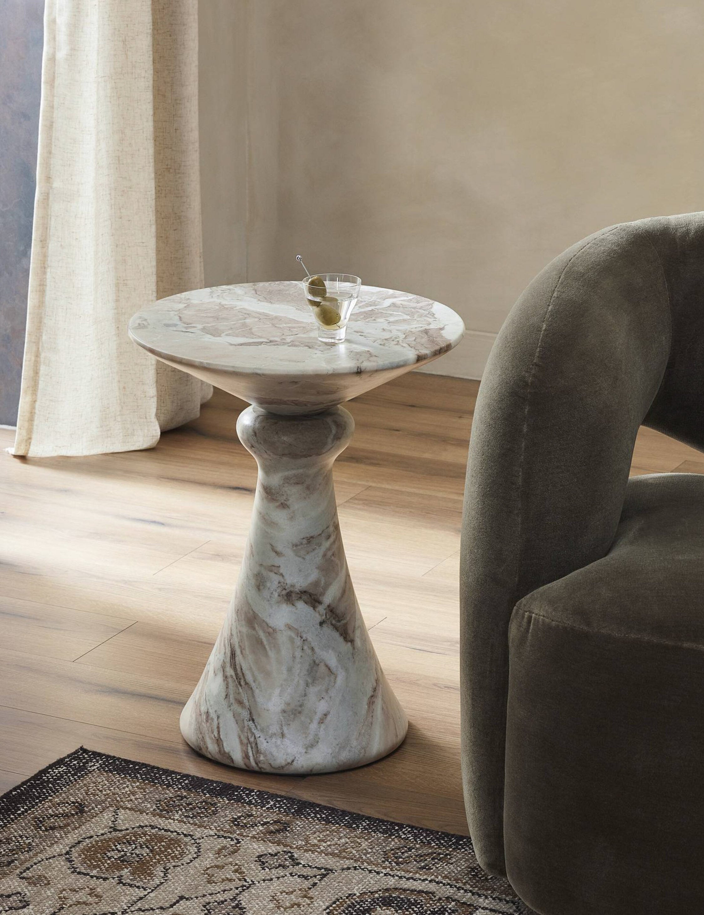 Round Side Table - Modern Accent Table for Living Room, Bedroom, or Office - Small End Table with Sturdy Metal Base - Perfect for Coffee, Books, and Decor