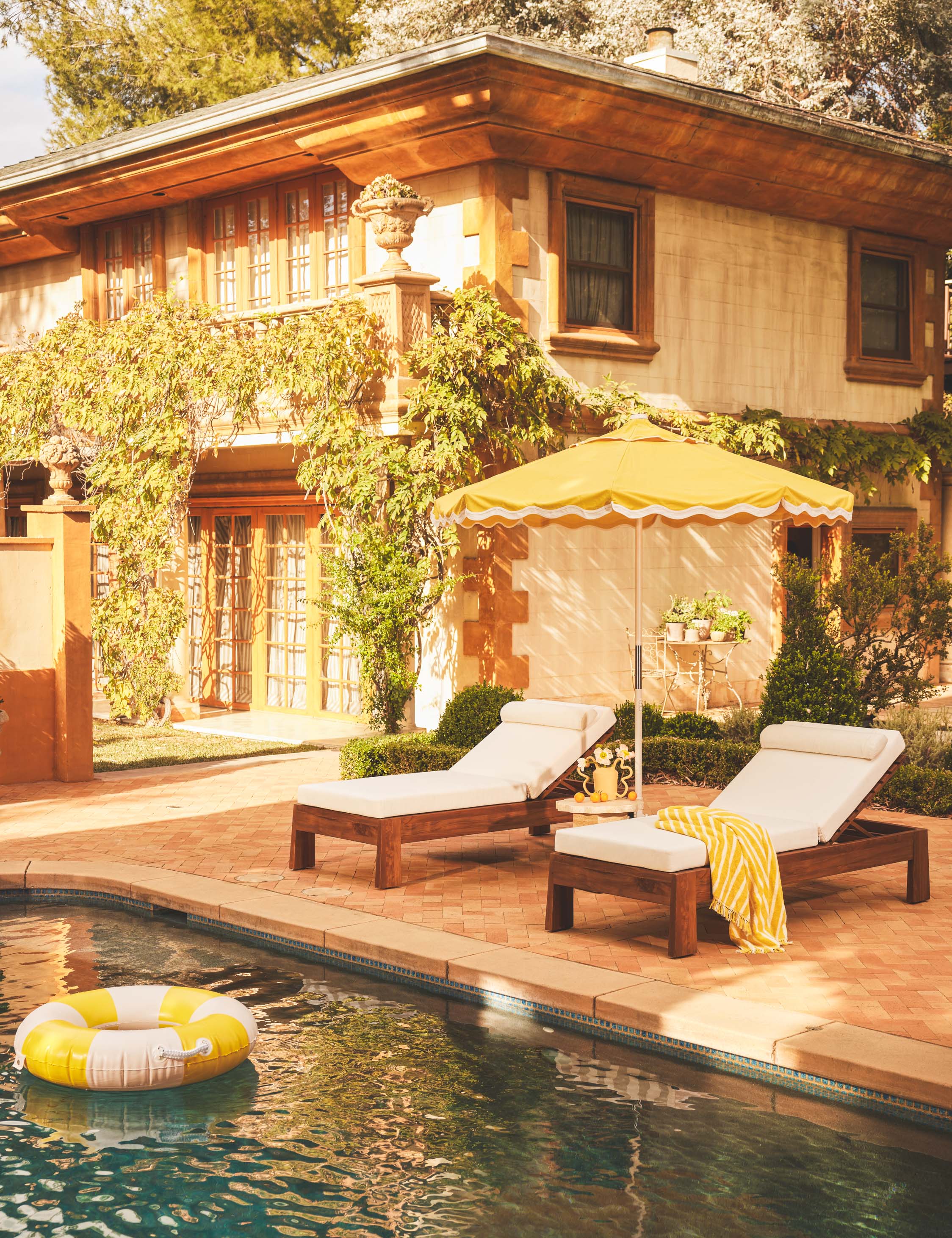 Bassano Outdoor Chaise Lounge Chair - Waterproof Wicker Patio Furniture for Poolside, Garden & Backyard Relaxation