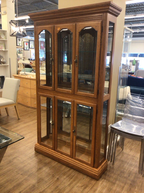 Pulaski Golden Oak Wood & Glass Display Cabinet - Elegant China Cabinet for Dining Room, Living Room & Office Storage - Perfect for Showcasing Fine China, Collectibles & Home Decor