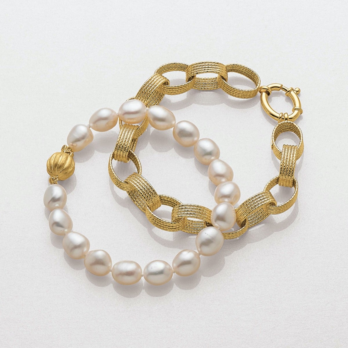 Elegant Baroque White Pearl & Gold Bracelet for Women - Vintage Pearl Jewelry Gift for Wedding, Party & Special Occasions