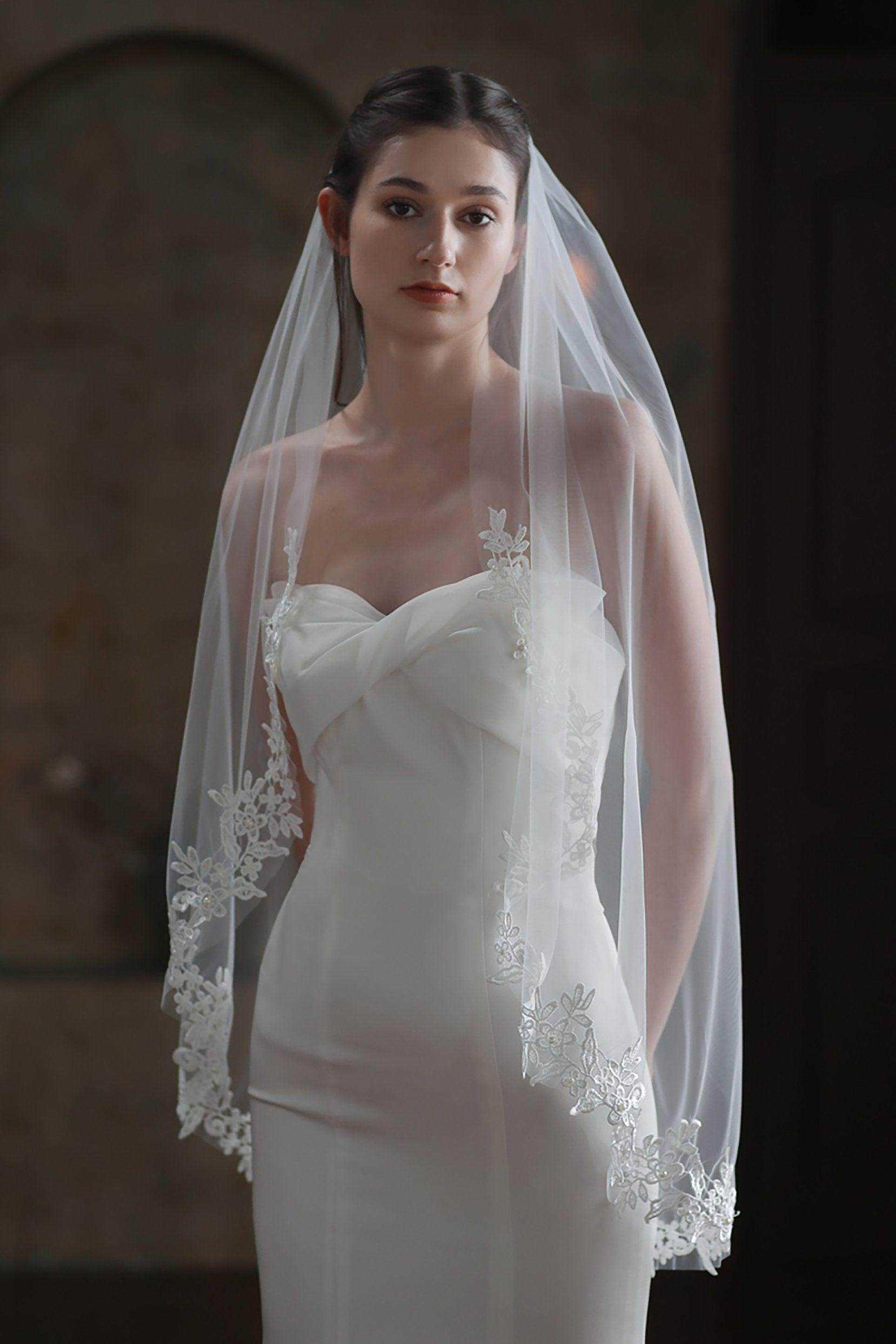 Elegant One-Tier Lace Edge Tulle Bridal Hip Veil with Floral Appliques - Perfect for Weddings, Bridal Showers & Romantic Photoshoots