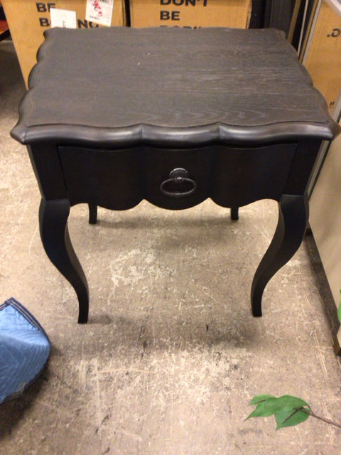 Bernhardt Dark Wood One Drawer Scalloped End Table with Distressed Finish - Perfect for Living Room, Bedroom, or Office Decor
