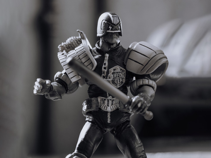 1/18 Scale HIYA 4-Inch Judge Dredd Action Figure - Exquisite Mini Collectible Series (Black & White Version) | Perfect for Display, Gifts & Comic Book Collections
