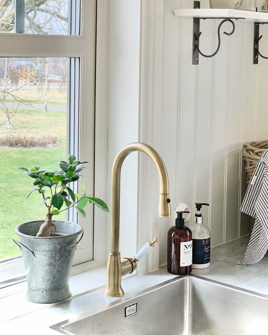 Oxford Bronze Pull-Down Kitchen Faucet with Sprayer - Modern Touchless Brushed Brass Sink Faucet for Farmhouse & Commercial Kitchens