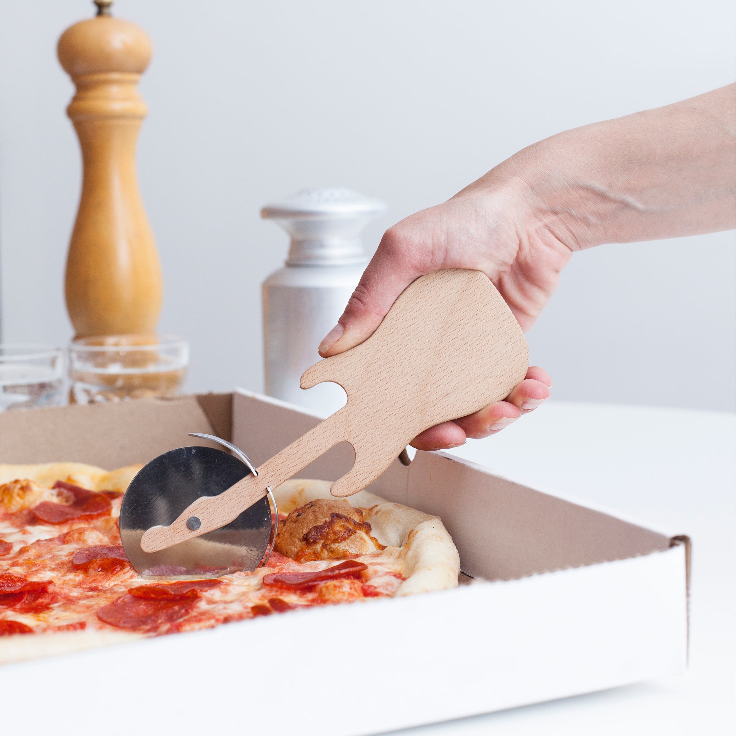 Premium Stainless Steel Pizza Cutter with Ergonomic Handle - Sharp Rotary Blade for Effortless Slicing - Perfect for Homemade Pizzas, Pies, and Dough Cutting - Ideal for Home Kitchens, Pizza Parties, and Restaurant Use