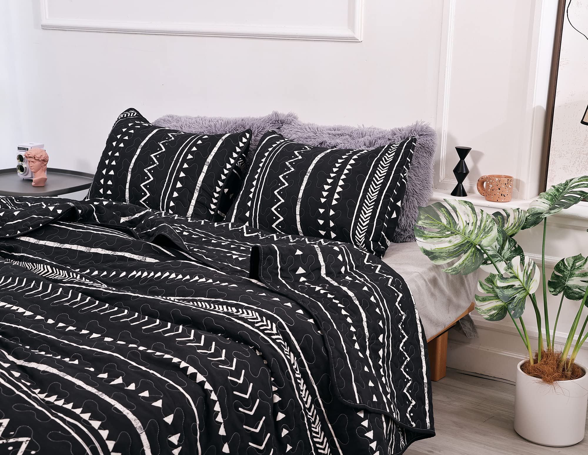 JANZAA Queen Size Boho Quilt Bedspread - Black & White Geometric Pattern All-Season Comforter with 2 Pillowcases | Bohemian Bedding for Master Bedroom, Guest Room & Dorm Decor