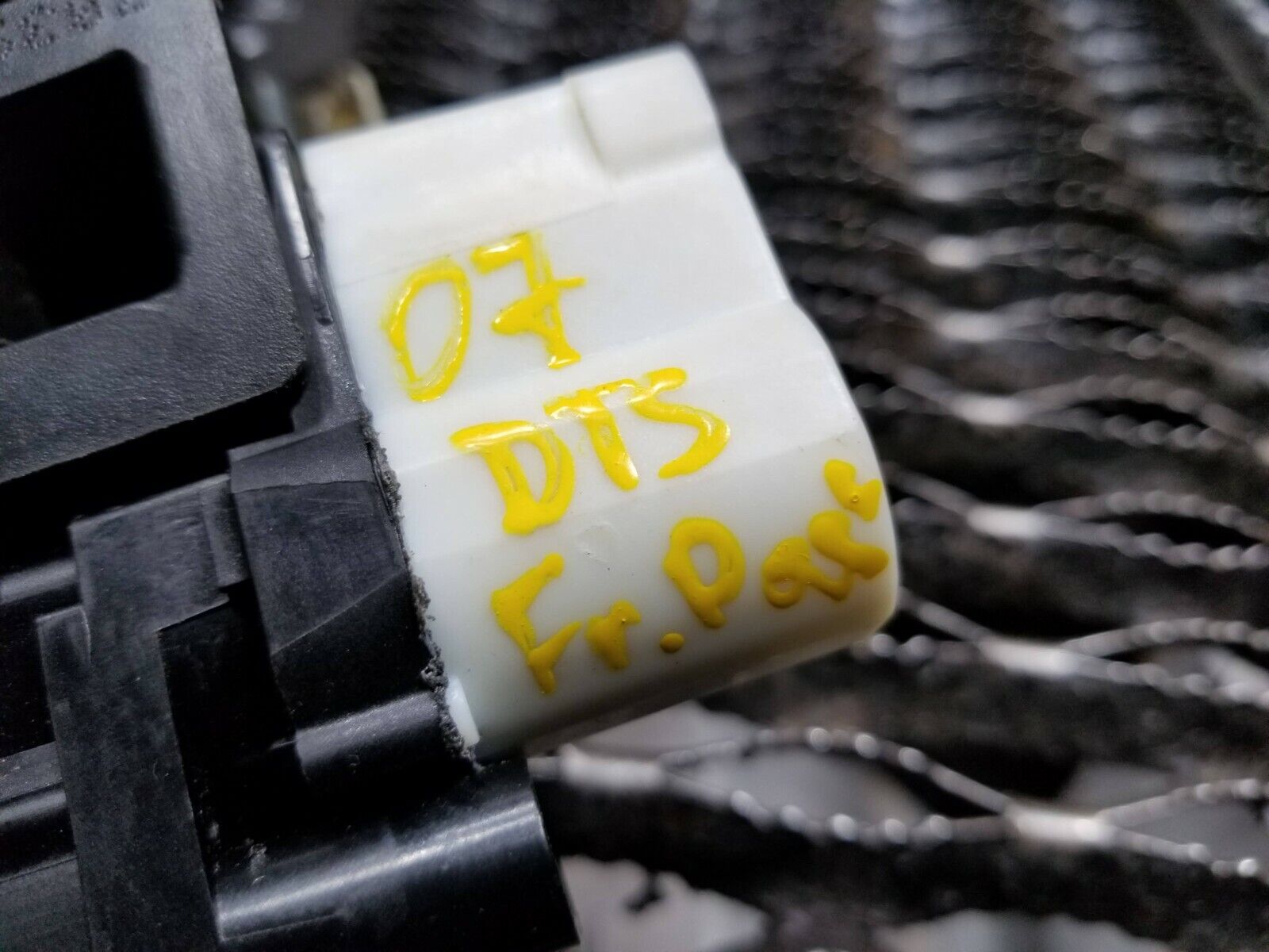 2006-2011 Cadillac DTS Front Right Passenger Door Lock Latch Actuator - OEM Replacement Part for Smooth Door Locking Mechanism - Perfect for Car Repair and Maintenance