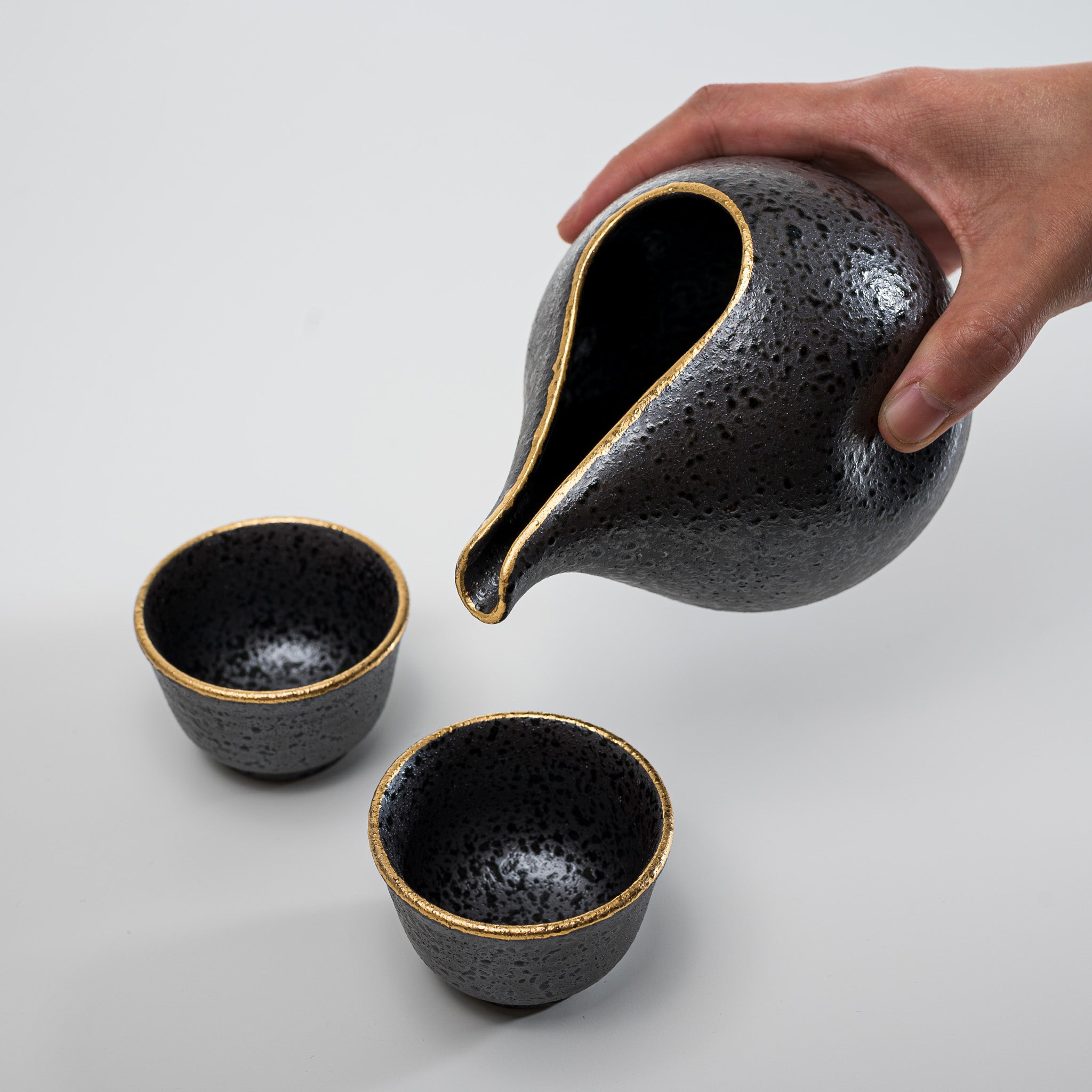 Premium Japanese Mino Ware Pottery Sake Set - Handcrafted Black Round Cup & Flask - Traditional Ceramic Drinking Vessels for Sake, Tea or Whiskey - Perfect for Japanese Dining, Gift Giving & Home Decor