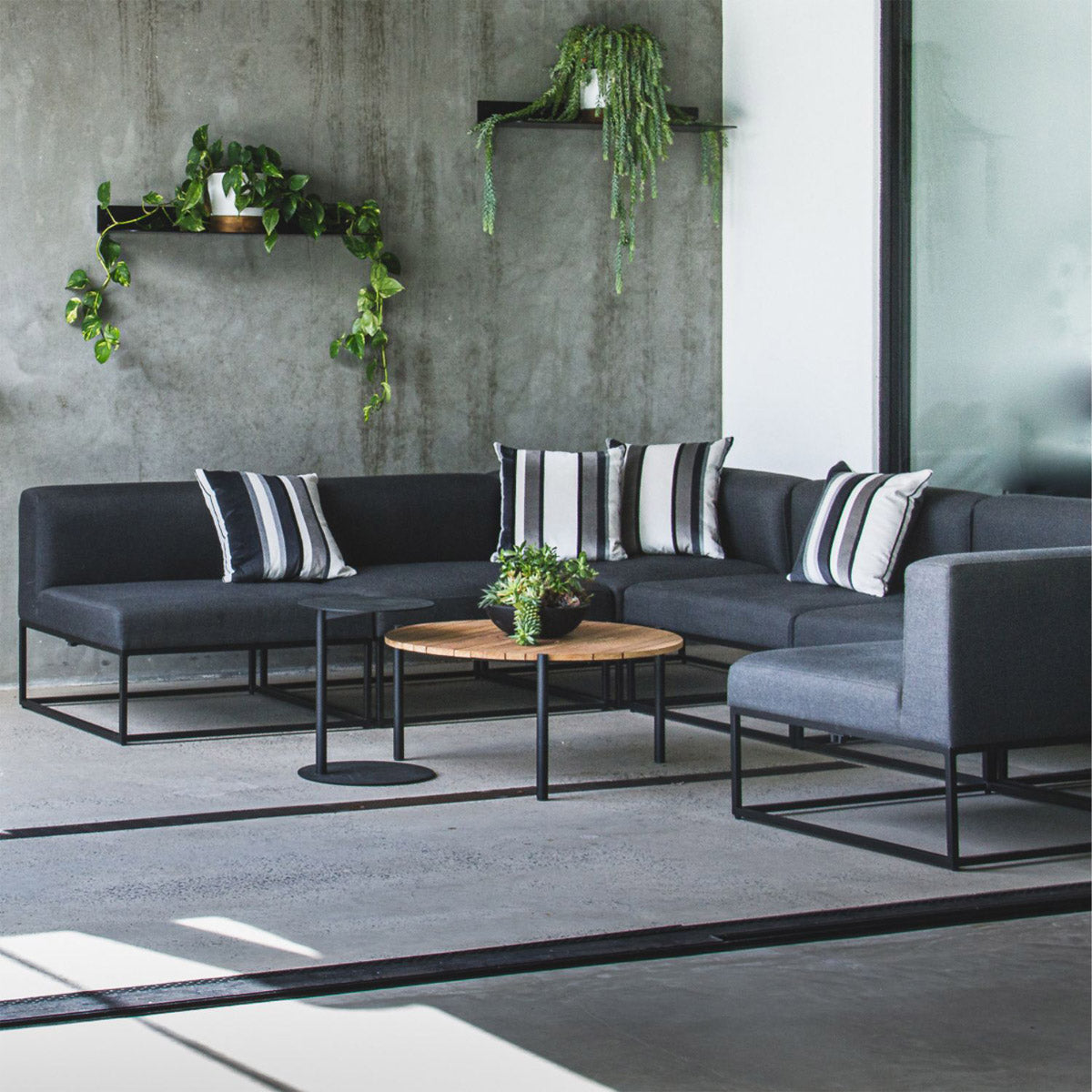 Modern Round Coffee Table - Solid Wood Living Room Furniture for Home Decor - Perfect for Small Spaces, Apartments & Cozy Living Rooms