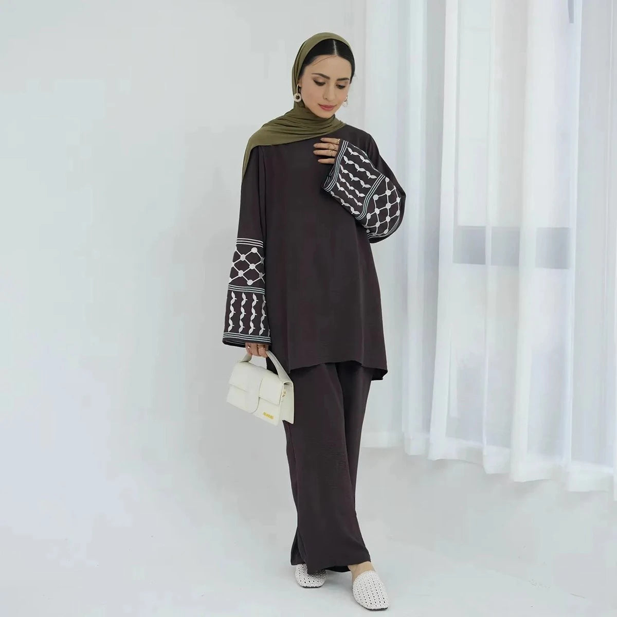 2-Piece Keffiyeh Embroidery Sleeve Wrinkle Pant Suit Set with Tops - Stylish Women's Outfit for Casual Wear, Office, and Special Occasions