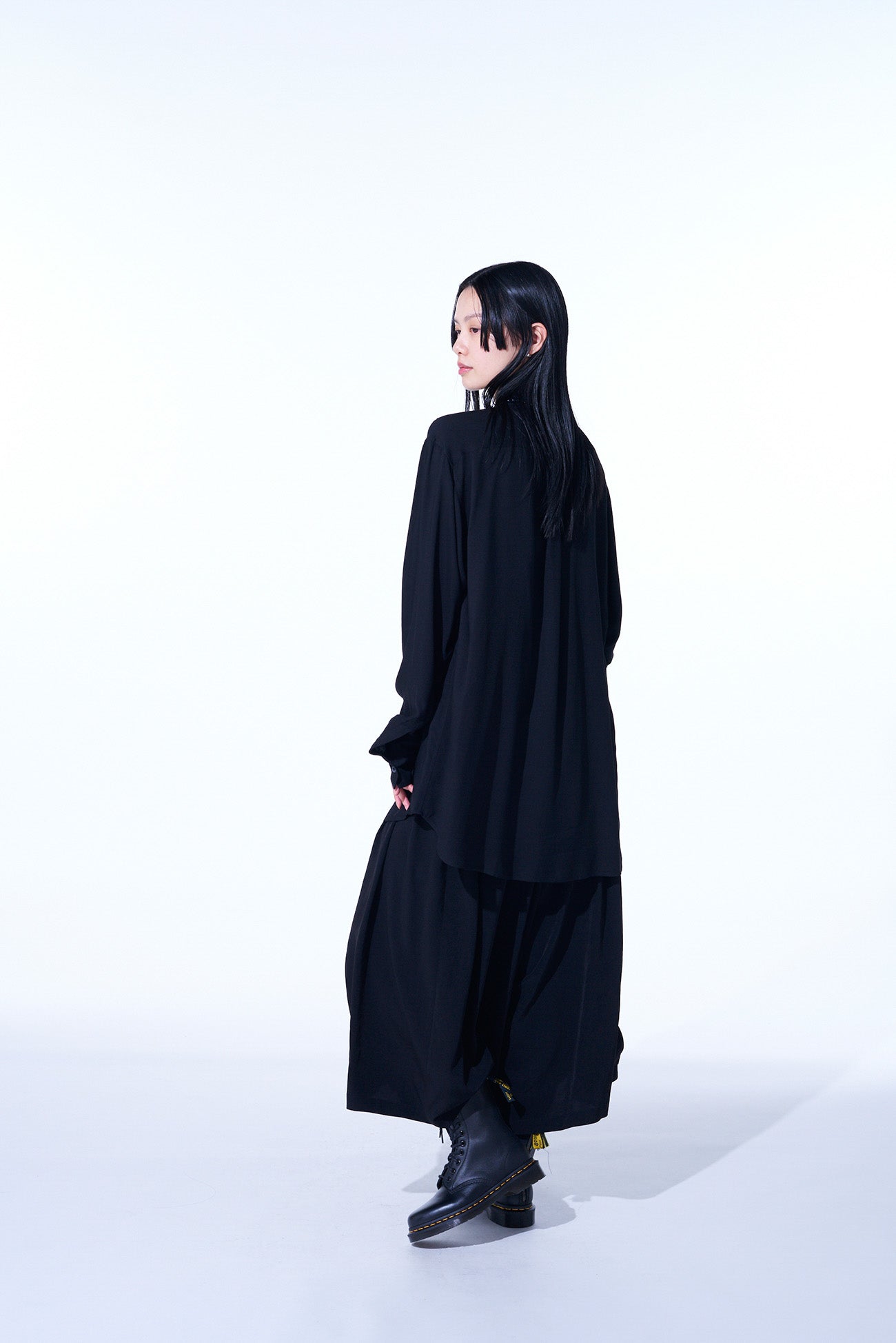 Stylish Crepe de Chine Cropped Wide Pants with Gusseted Flap Pockets - Comfortable & Trendy Women's Trousers for Work, Travel & Casual Outfits