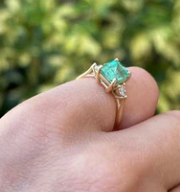 1.09 Carat 14K Gold 3 Stone Engagement Ring with Lab-Grown Diamonds & Natural Colombian Emerald - Classic Asscher Cut for Women - Perfect for Proposals, Anniversaries, and Special Occasions