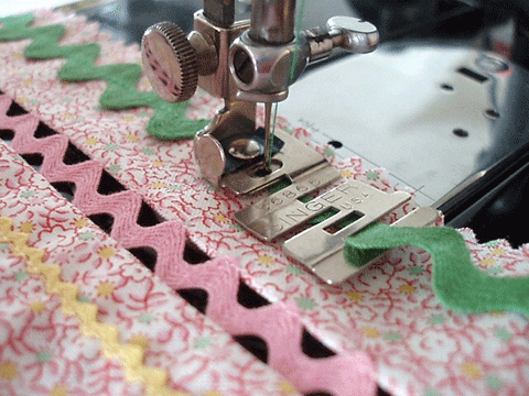 Vintage Original Singer Sewing Machine Slant Shank Boxed Attachment Set – Perfect for Quilting, Dressmaking & DIY Crafts