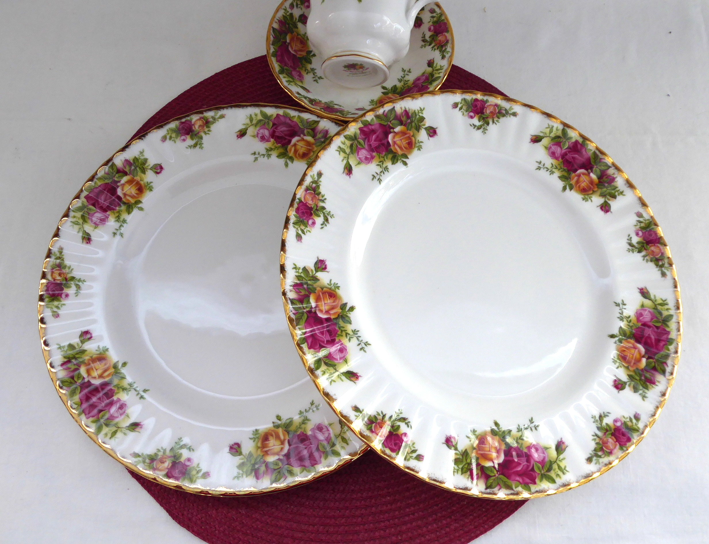 Royal Albert Old Country Roses Dinner Plates - Set of 2 Vintage Floral Porcelain Plates for Fine Dining & Tea Parties - Perfect for Wedding Gifts, Anniversary & Special Occasions