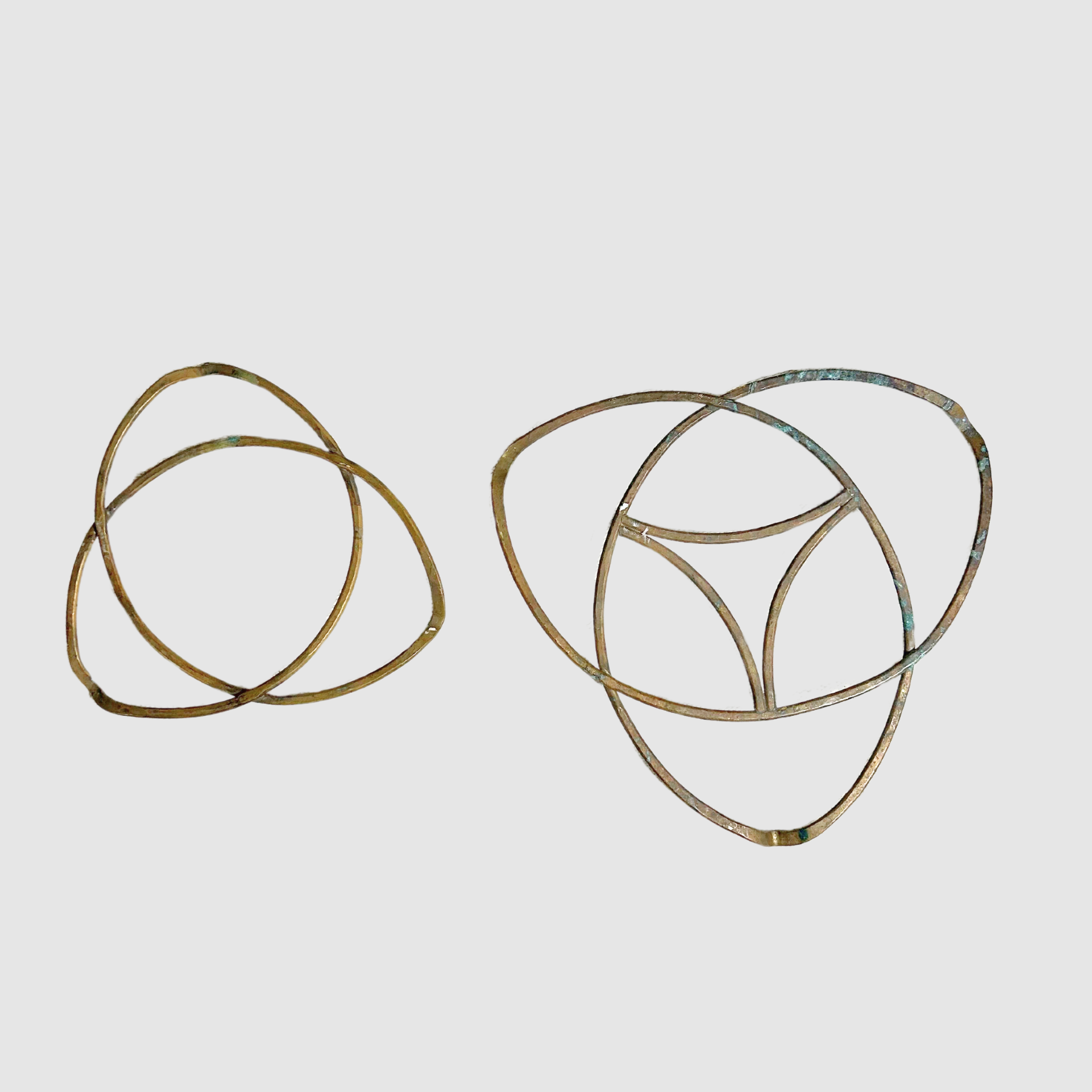 Vintage Geometric Brass Trivet - Elegant Heat-Resistant Kitchen Decor for Hot Pots & Pans - Perfect for Dining Tables, Countertops & Gift Giving