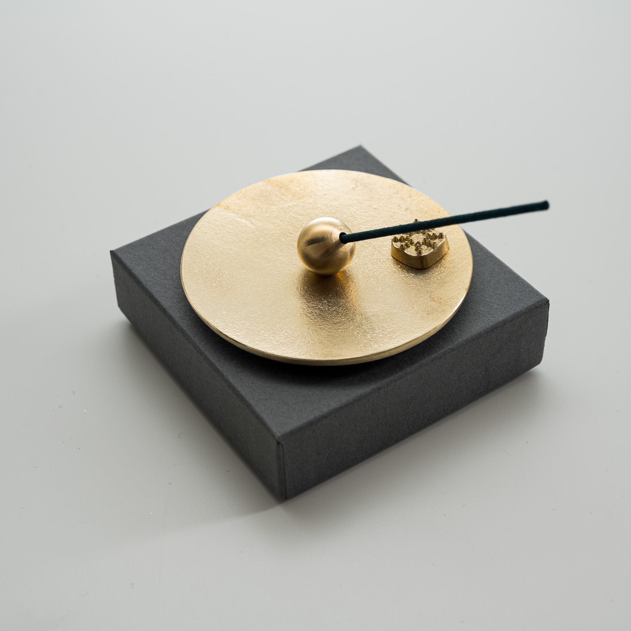 NOUSAKU Japanese Incense Holder Plate - Round Zen Style for Aromatherapy & Meditation - Handcrafted Traditional Metal Incense Burner for Home, Office & Yoga Studio Decor