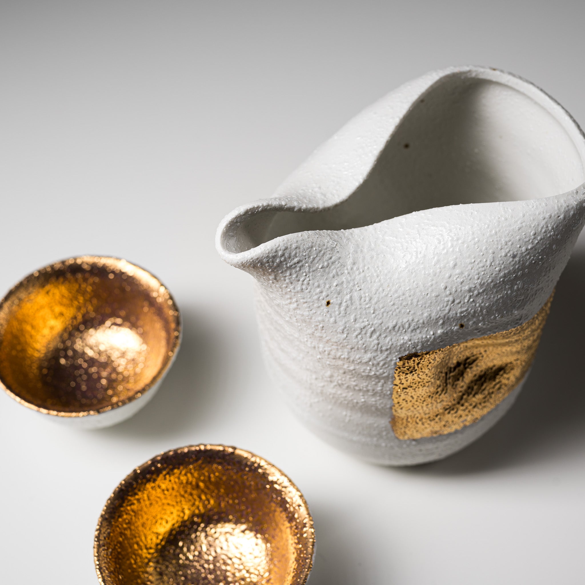 Premium Mino Ware Pottery Sake Set - Handcrafted White Gold Twisting Japanese Ceramic Sake Cups & Decanter - Traditional Japanese Drinking Vessels for Sake Tasting, Dinner Parties & Gift Giving
