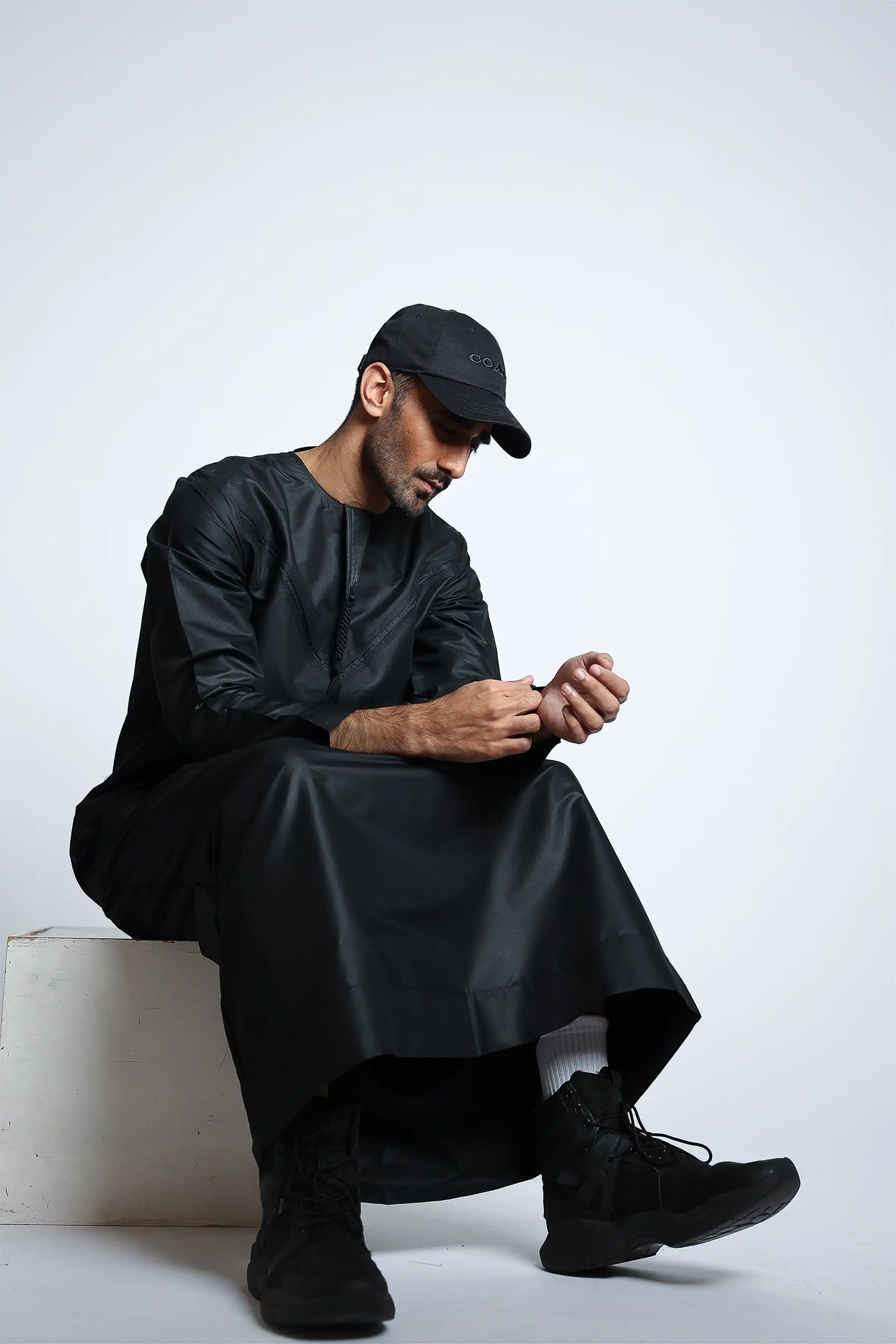 J148 Black Emirati Thobe for Men - Traditional Arabic Robe - Perfect for Eid, Weddings & Special Occasions