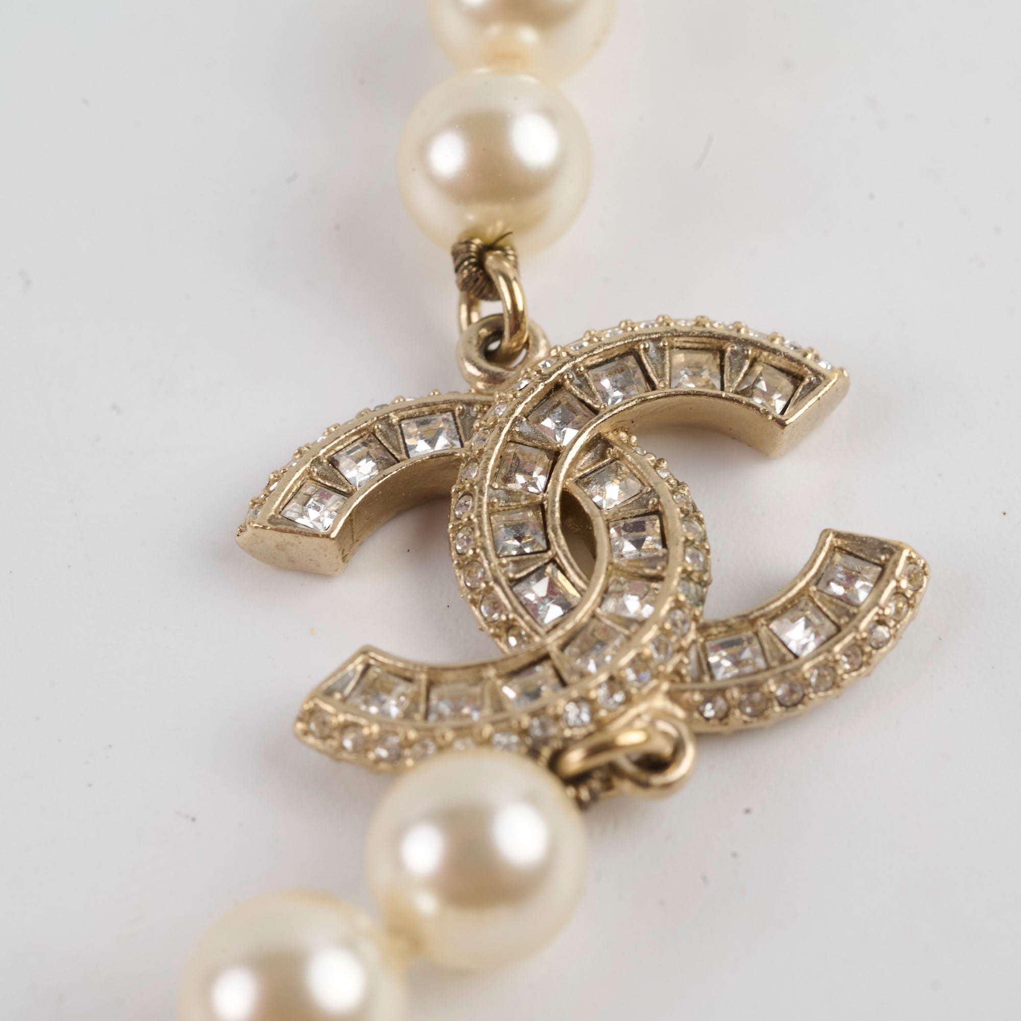 Chanel CC Logo Pearl Necklace for Women - Elegant Luxury Fashion Jewelry Gift for Birthday, Anniversary & Special Occasions