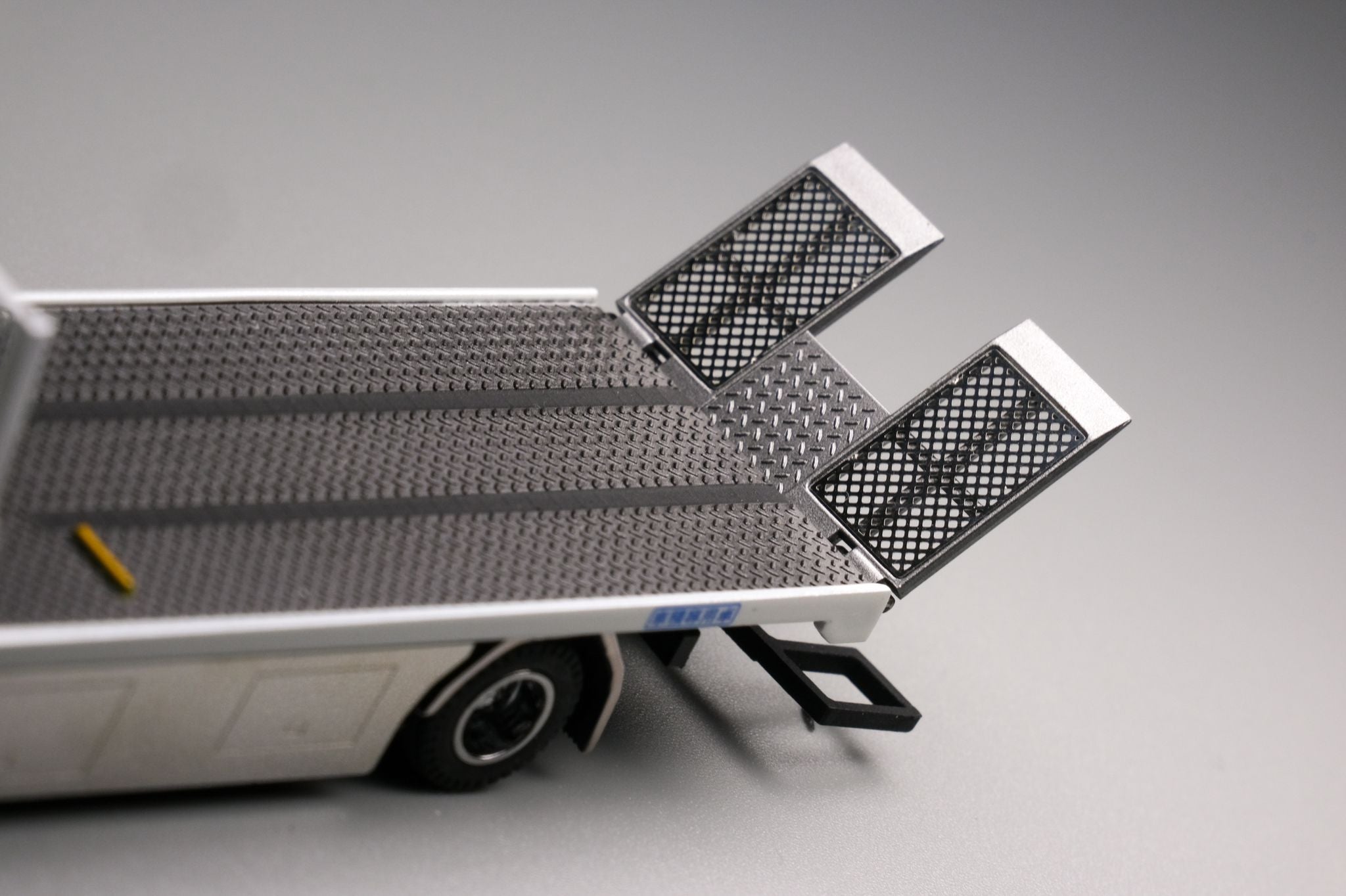 Peako Model x YES Model Flatbed Tow Truck in White V2 - Heavy Duty Towing Vehicle for Car Transport & Recovery - Perfect for Auto Shops, Roadside Assistance & Emergency Towing Services