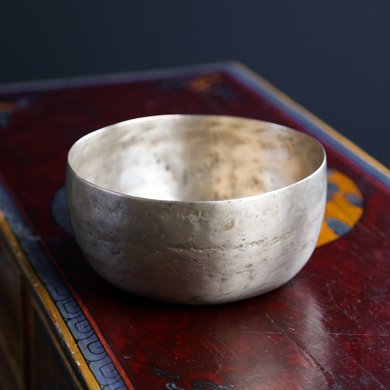 Antique Tibetan Singing Bowl for Deep Relaxation & Meditation - Perfect for Yoga, Sound Therapy & Stress Relief