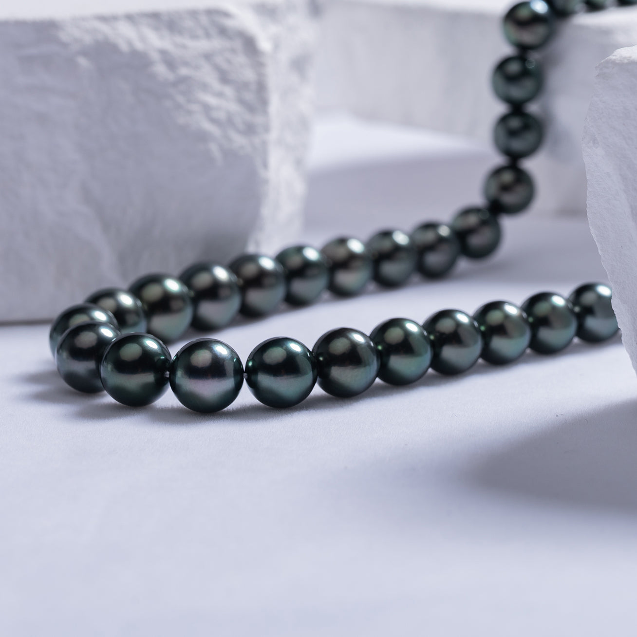 18K Solid Gold Aurora Tahitian Pearl Necklace KN00100 - Elegant Jewelry for Women, Perfect for Weddings, Parties & Special Occasions