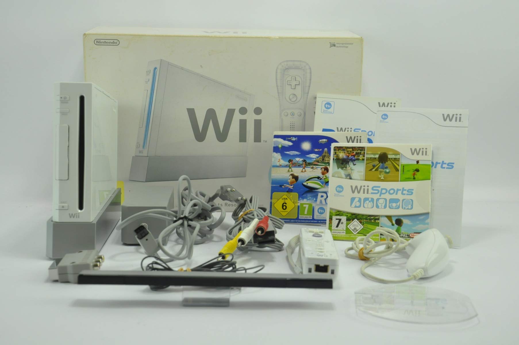 Nintendo Wii Console - White with Wii Sports Resort Bundle | Family Fun Gaming System for Kids & Adults | Perfect for Parties, Fitness & Multiplayer Entertainment