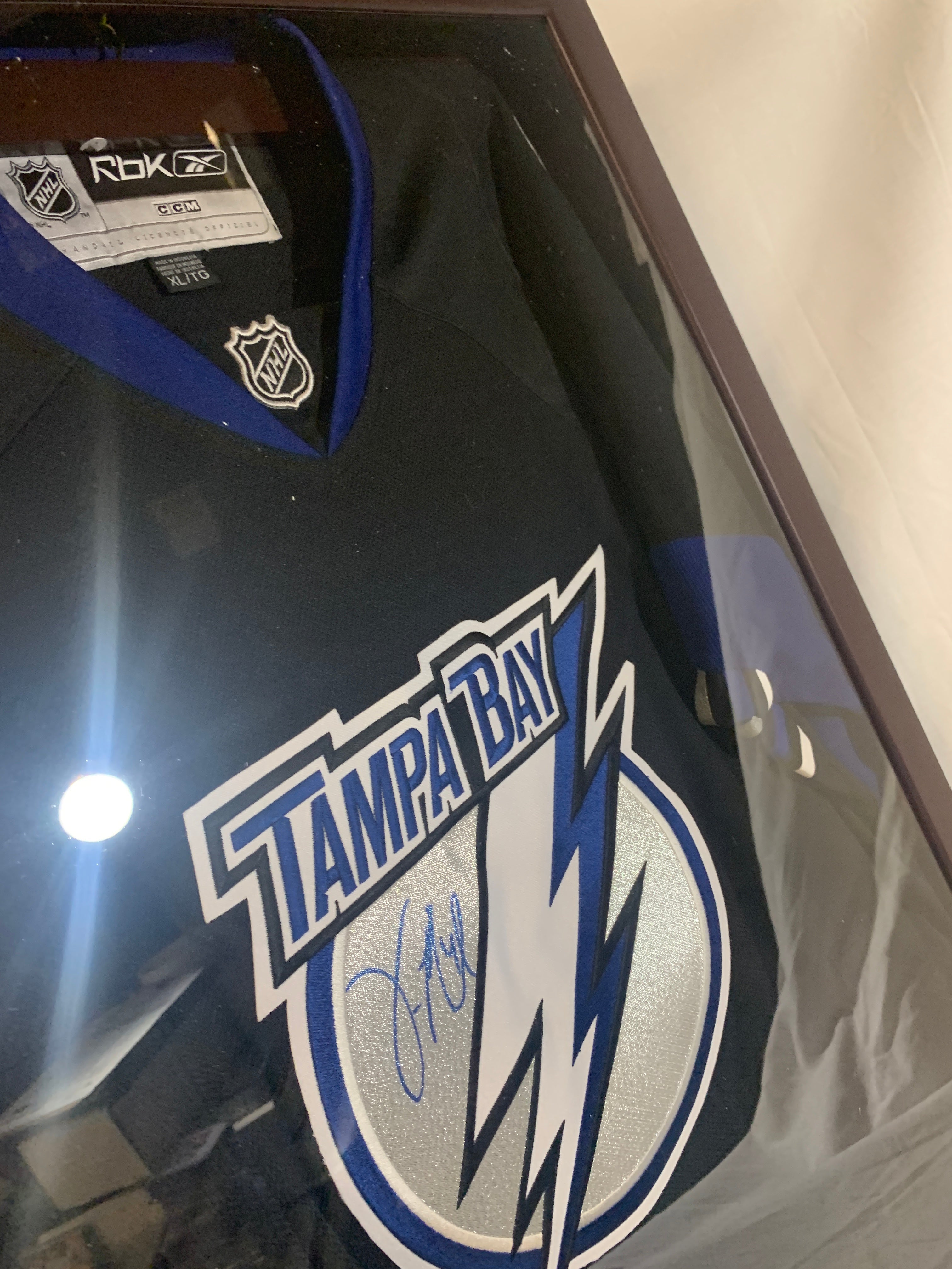 Authentic Signed Tampa Bay Lightning Vincent Lecavalier Hockey Jersey - Collectible NHL Memorabilia for Fans & Sports Enthusiasts - Perfect for Display, Gifting, and Game Day