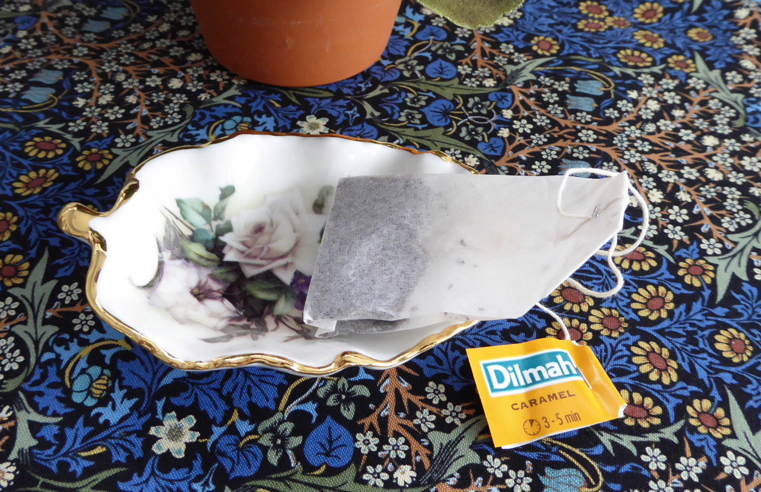Royal Patrician Leaf-Shaped Tea Bag Holder - Elegant White Roses & Violets Design | England Bone China | Perfect for Afternoon Tea & English Tea Party Decor
