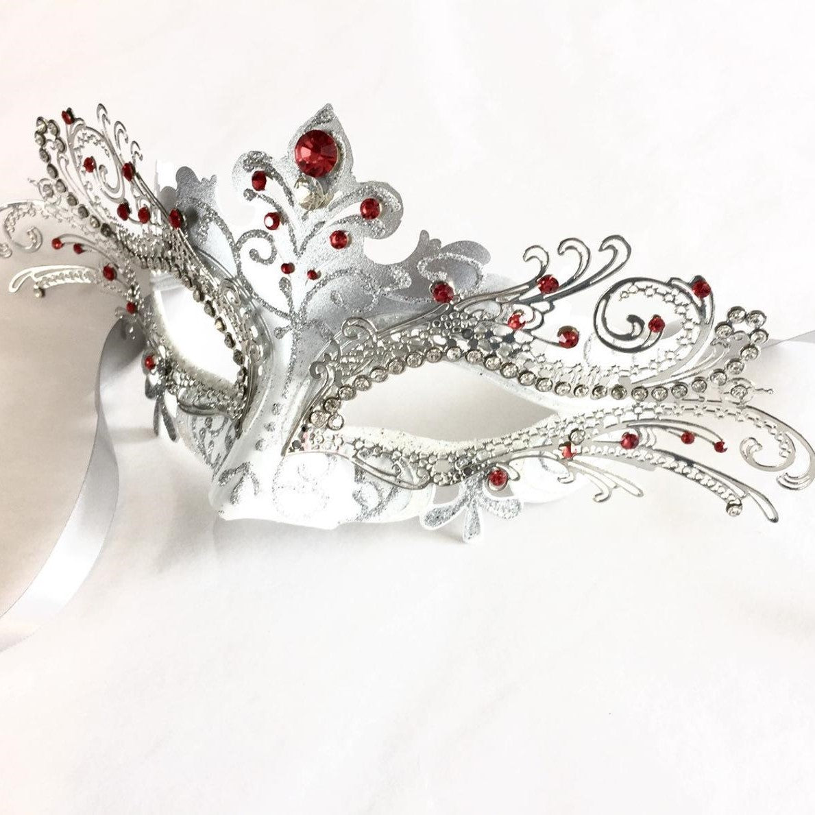 Sparkling Rhinestone Fox Mask for Halloween, Cosplay, and Costume Parties - Elegant & Glamorous Accessory for Women and Girls