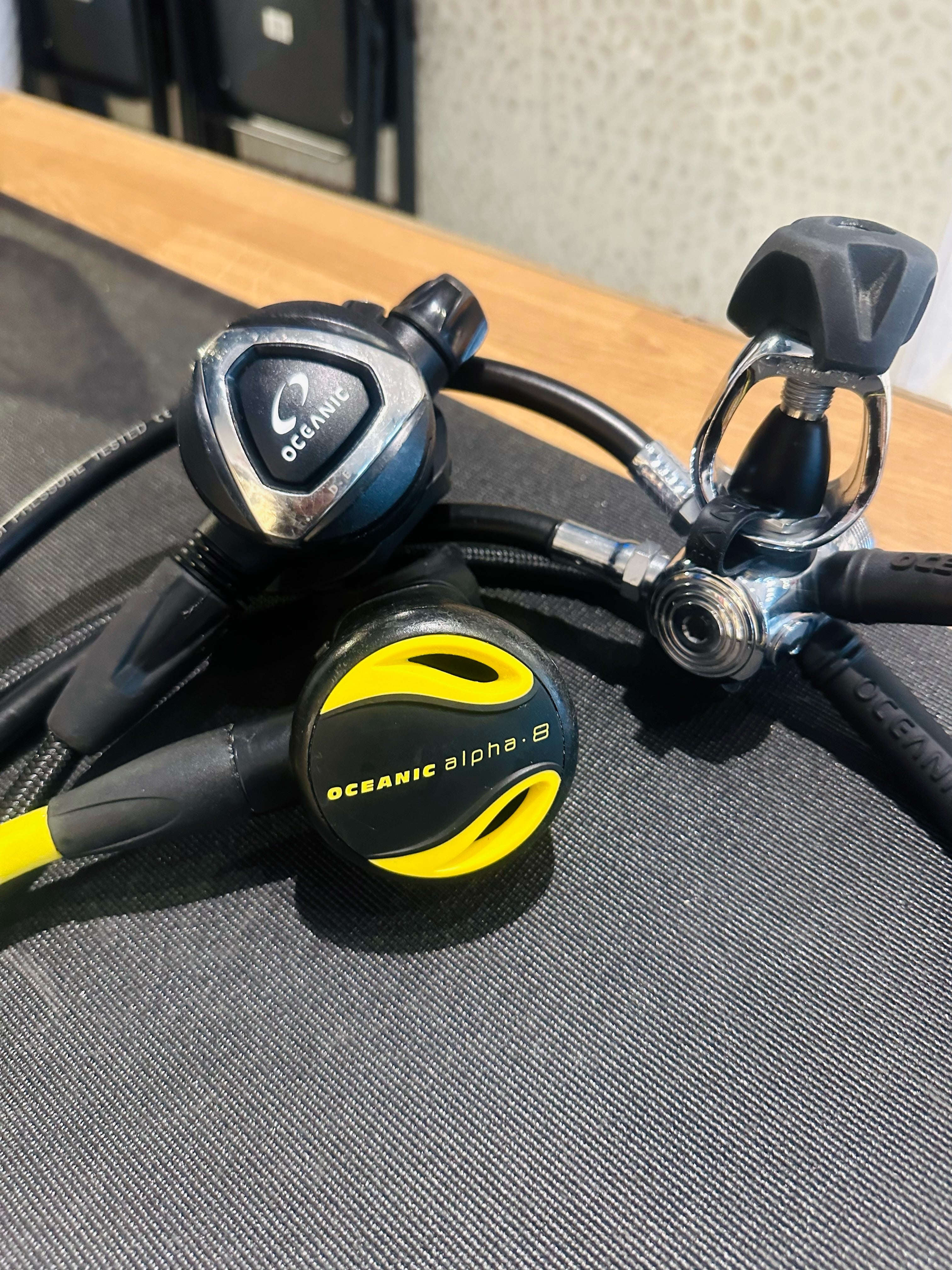 Oceanic DELTA 5 Regulator with EDX Black First Stage & Alpha 8 Octopus - Complete Scuba Diving Set with SPG Swivel Gauge and Boot for Professional Underwater Adventures