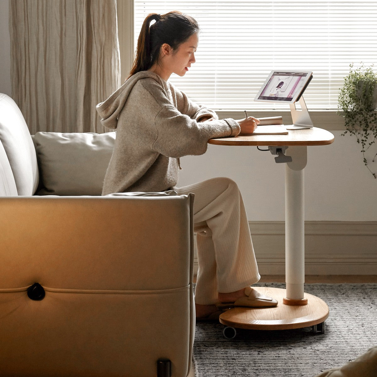 Ergonomic Oak Solid Wood Pneumatic Adjustable Standing Desk - Height Adjustable Home Office Desk for Work from Home & Study - Perfect for Remote Work, Gaming & Crafting