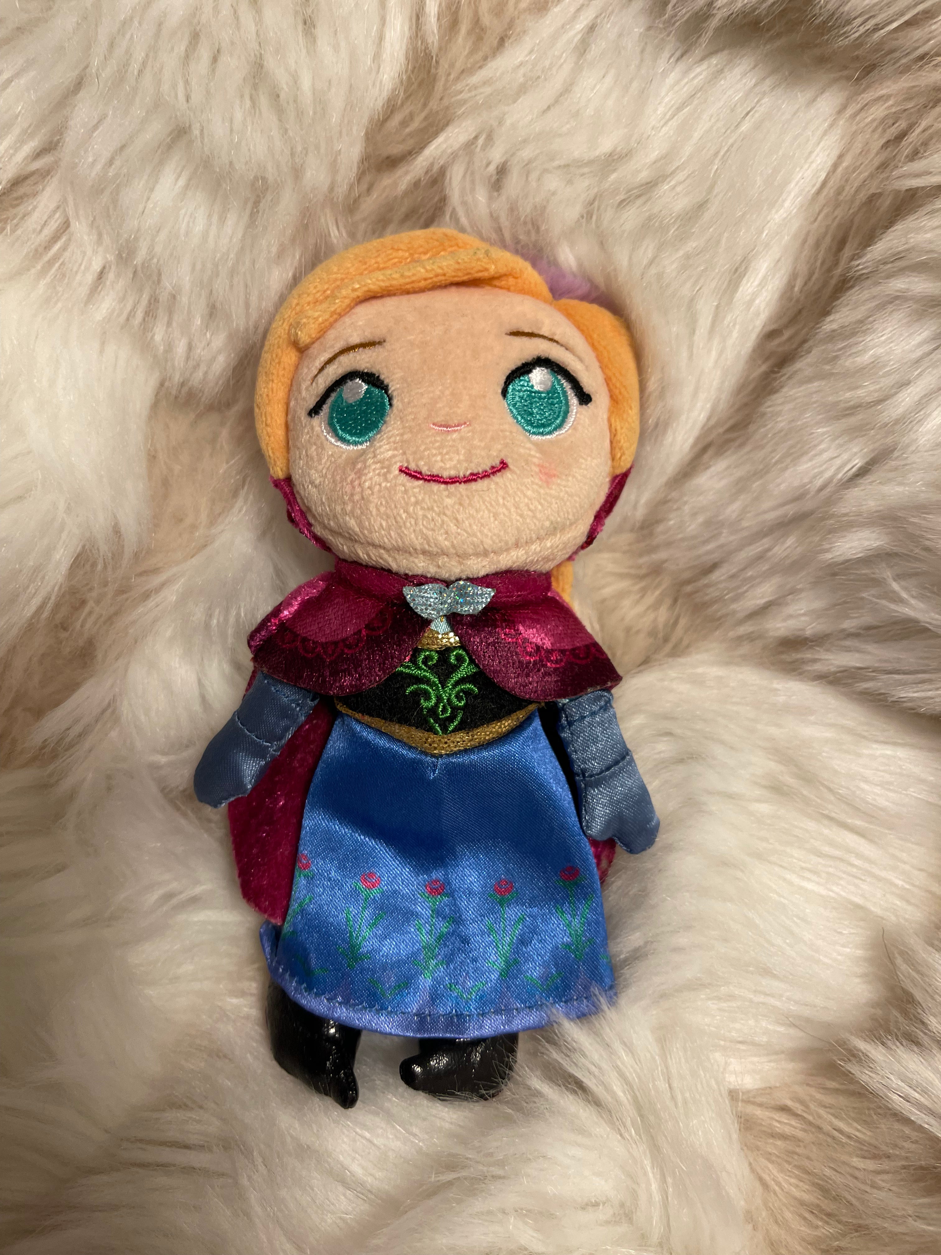 Tokyo Disney Frozen Fantasy Anna Keychain Badge - Cute Collectible for Bags, Backpacks & Gifts - Perfect for Disney Fans & Frozen Lovers