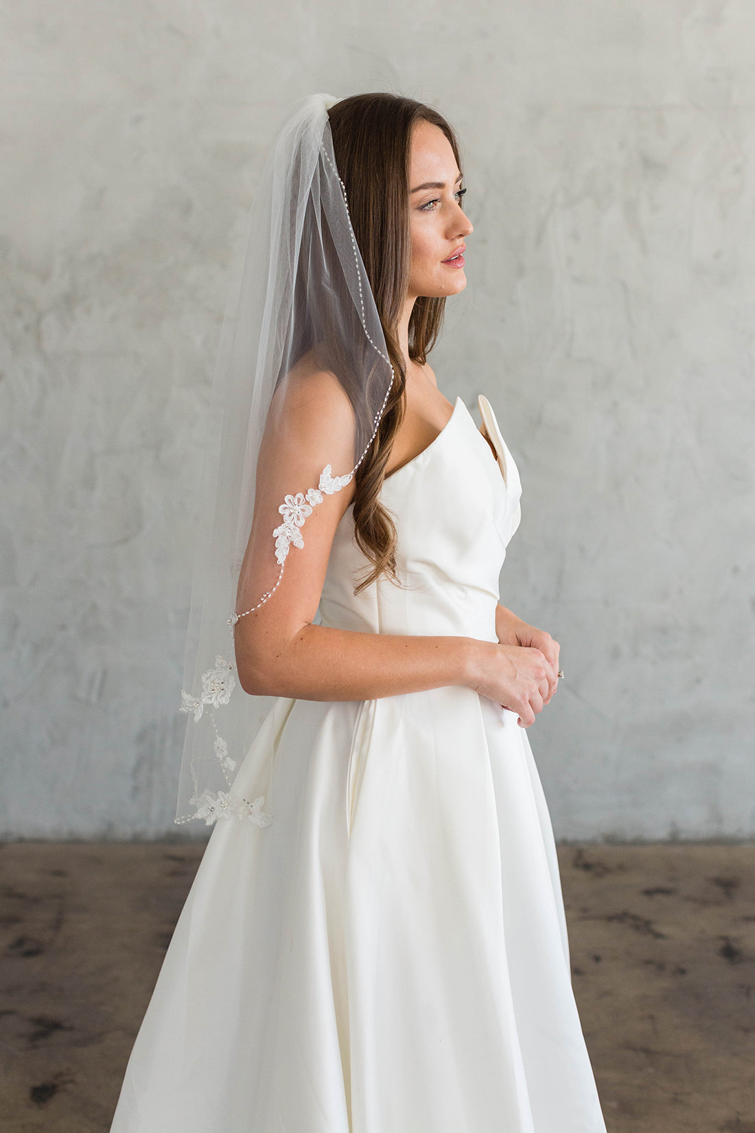 DYANN Fingertip Veil with Lace Edge - 12 Inch Wedding Bridal Veil for Bride, Perfect for Church Ceremony & Outdoor Wedding Photos