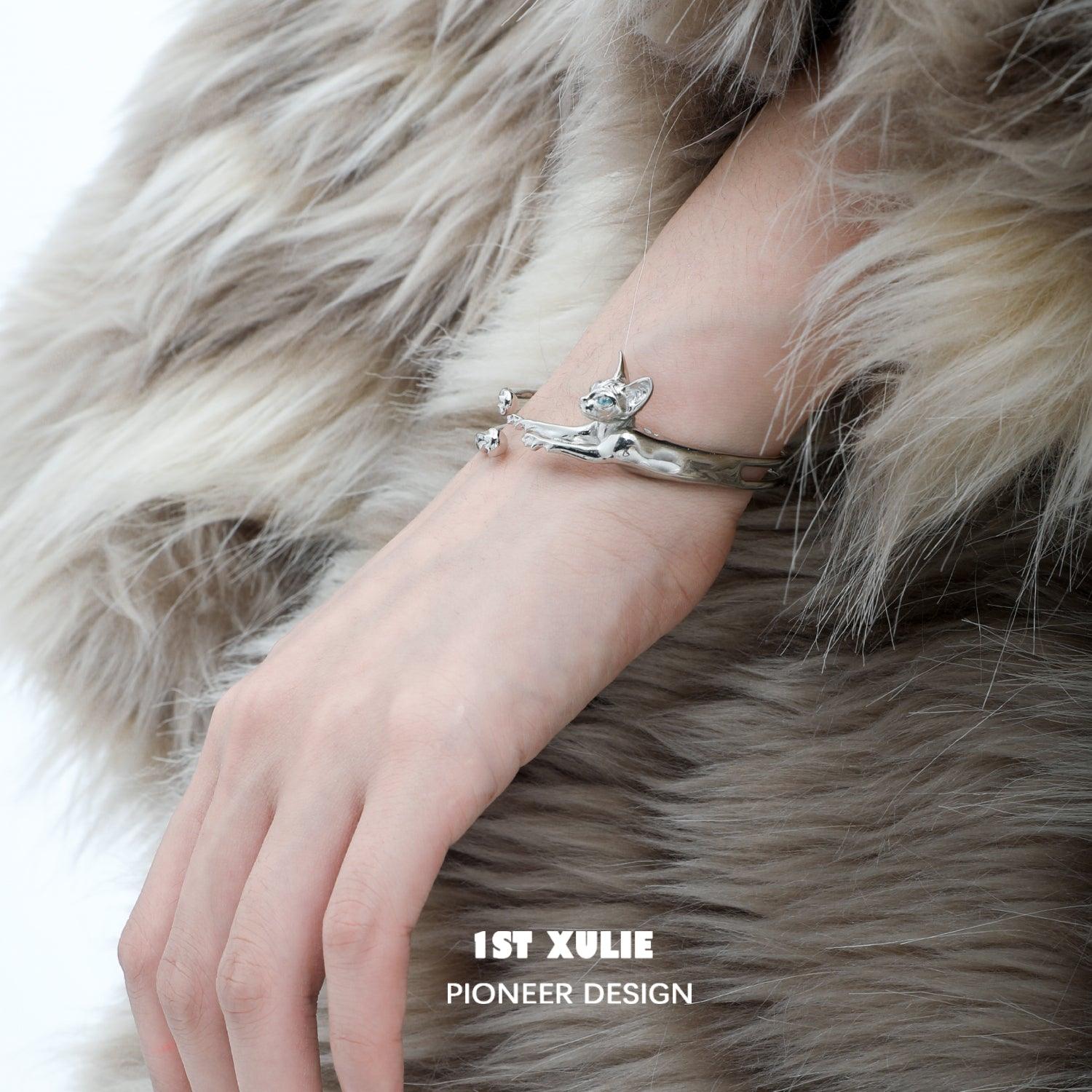 18k Platinum Plated Cat Bracelet - Elegant Abstract Cat Gaze Jewelry for Women, Perfect Gift for Cat Lovers (Birthday, Anniversary, Valentine's Day)
