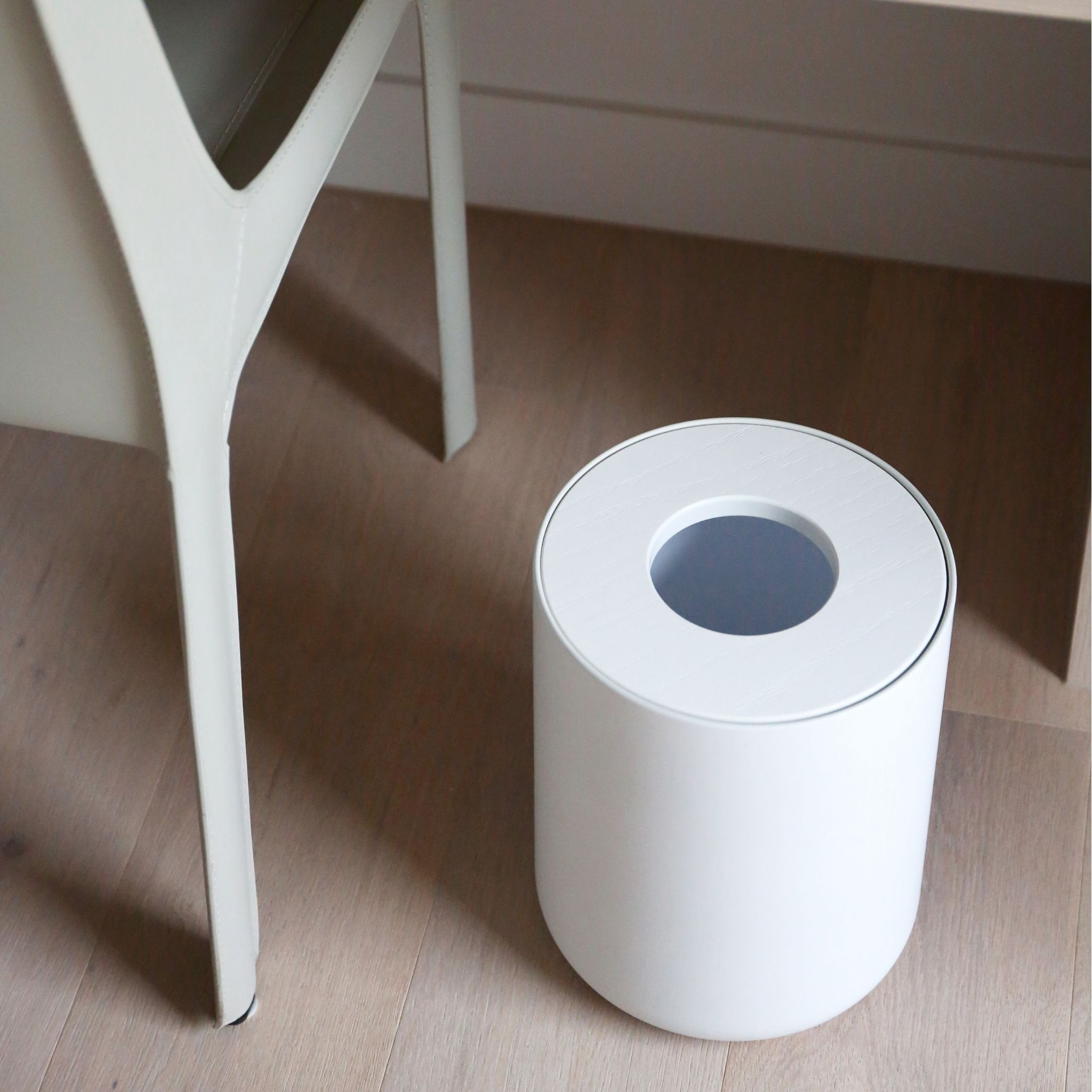 DESIGNSTUFF Round Trash Can - White, 10 Gallon Small Wastebasket for Bathroom, Bedroom, Office & Kitchen | Durable Plastic Bin with Lid