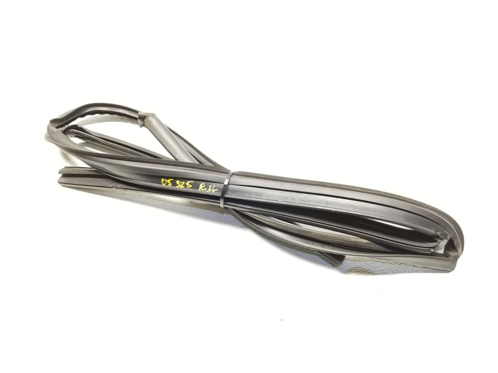 BMW E46 Sedan Rear Left Driver Side Door Weatherstrip Seal - Genuine OEM Replacement Part for 01-05 Models - Perfect for Weatherproofing and Noise Reduction