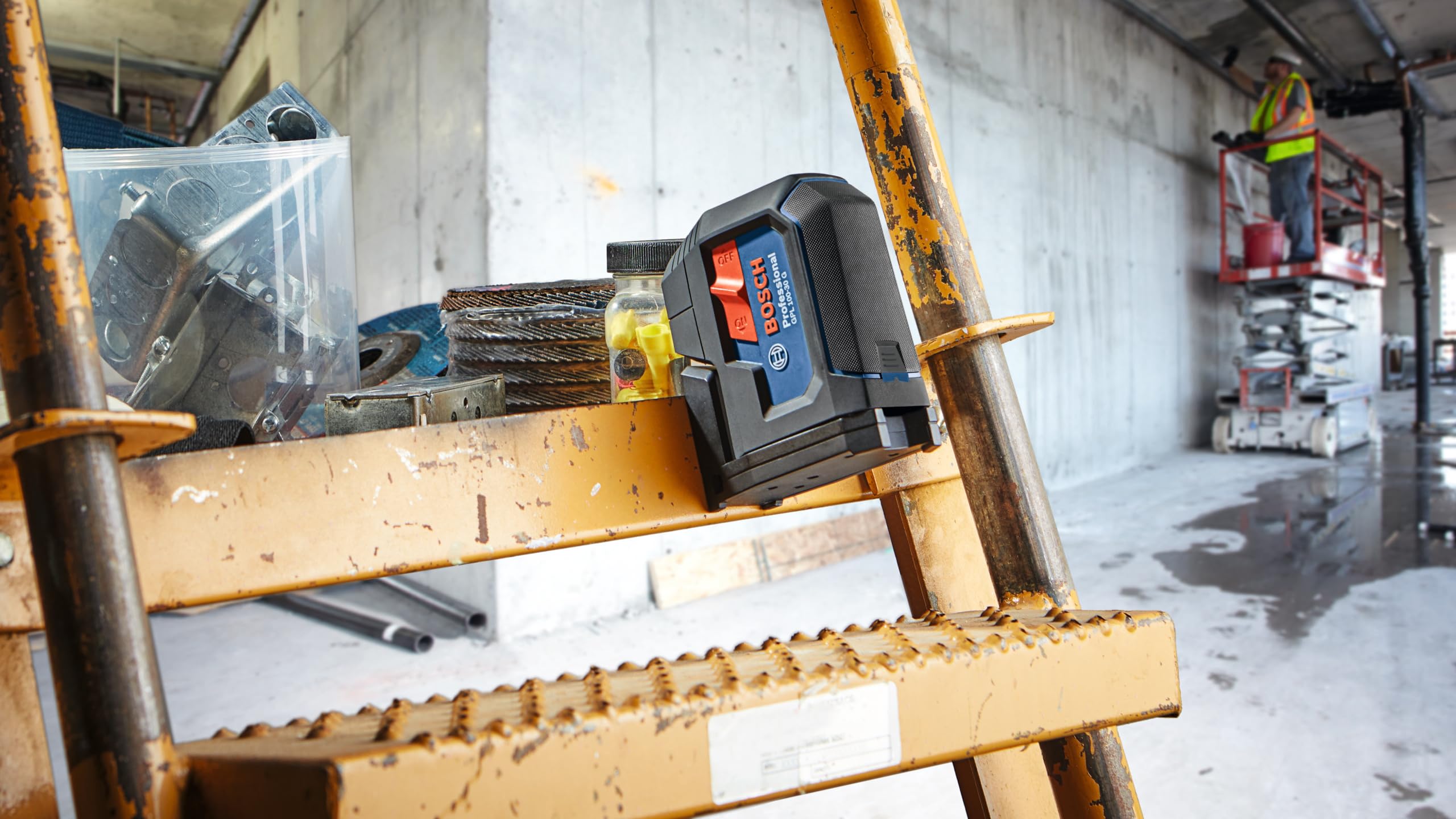 BOSCH GPL100-30G Green-Beam Self-Leveling Alignment Laser with 2 AA Batteries, Built-In Multipurpose Mount & Hard Carrying Case - Perfect for Construction, Renovation and DIY Home Improvement Projects