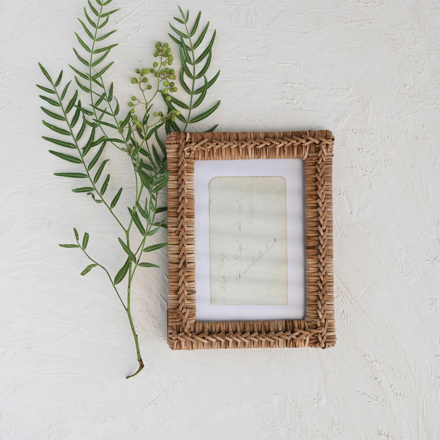 Hand Woven Rattan 5x7 Frame - Natural Boho Wall Decor for Living Room, Bedroom & Office - Eco-Friendly Wicker Photo Display with Hanging Hook