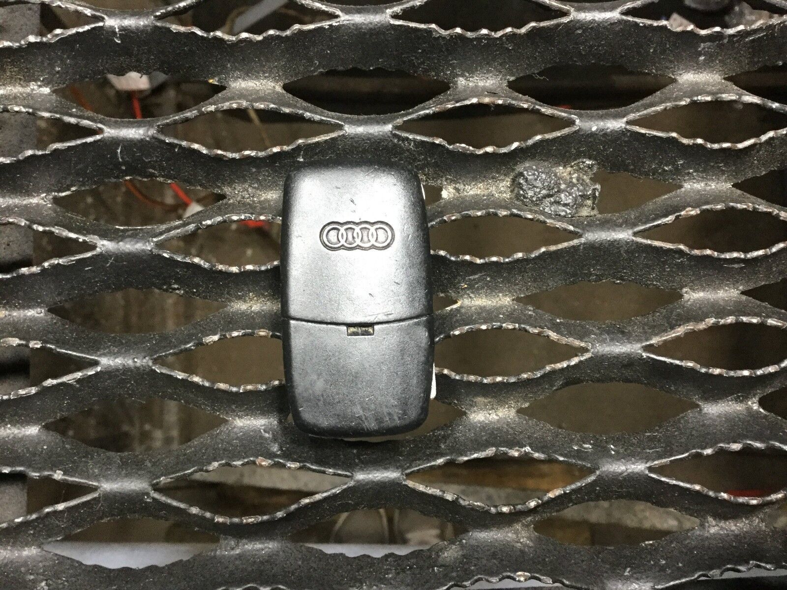 03-07 Audi A4 Smart Remote Key 8T0959754C OEM Replacement - Car Key Fob for Easy Locking & Unlocking, Perfect for Daily Commute & Travel