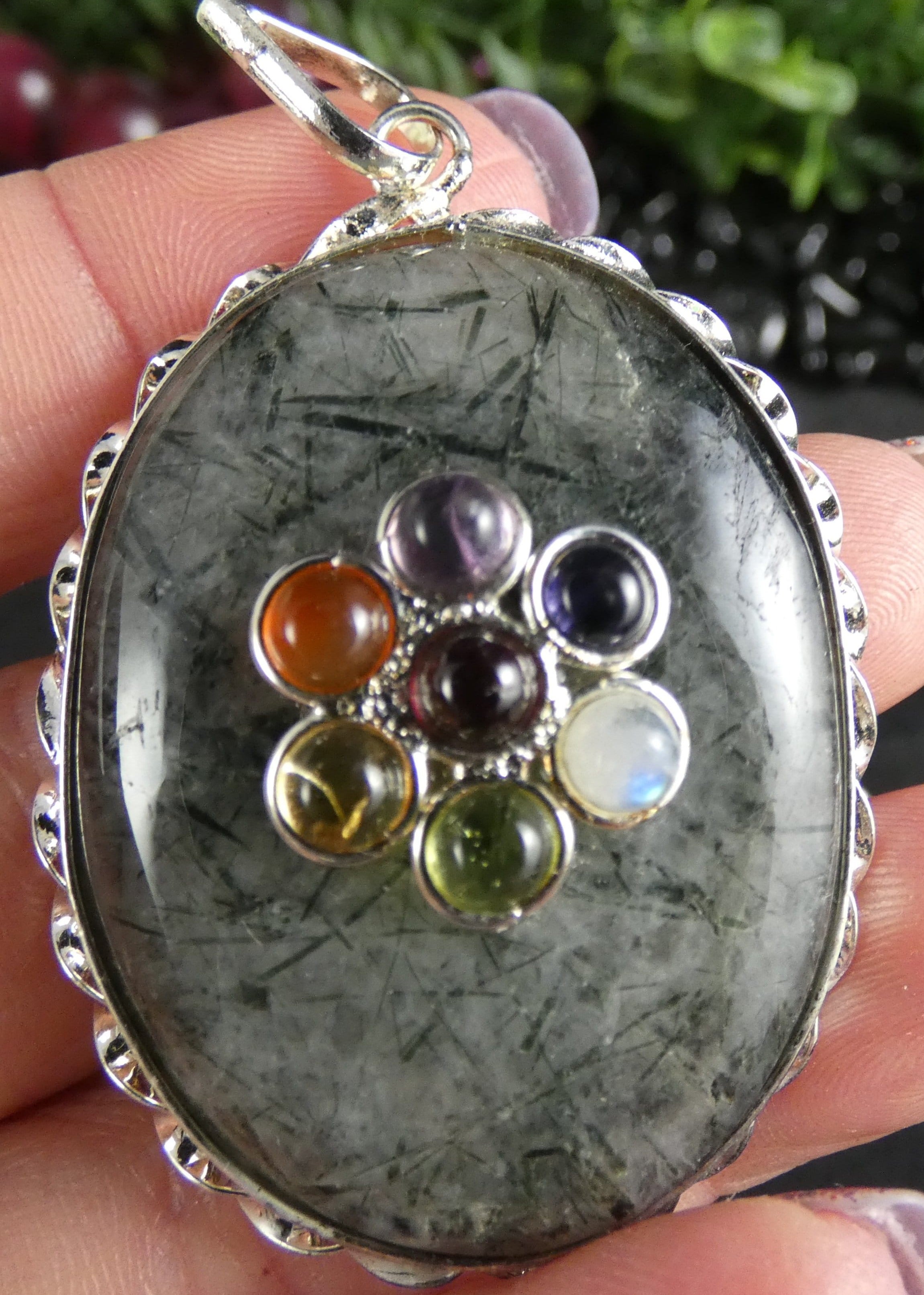 Natural Round Quartz Chakra Pendant Necklace - Healing Crystal Jewelry for Meditation, Yoga & Spiritual Balance