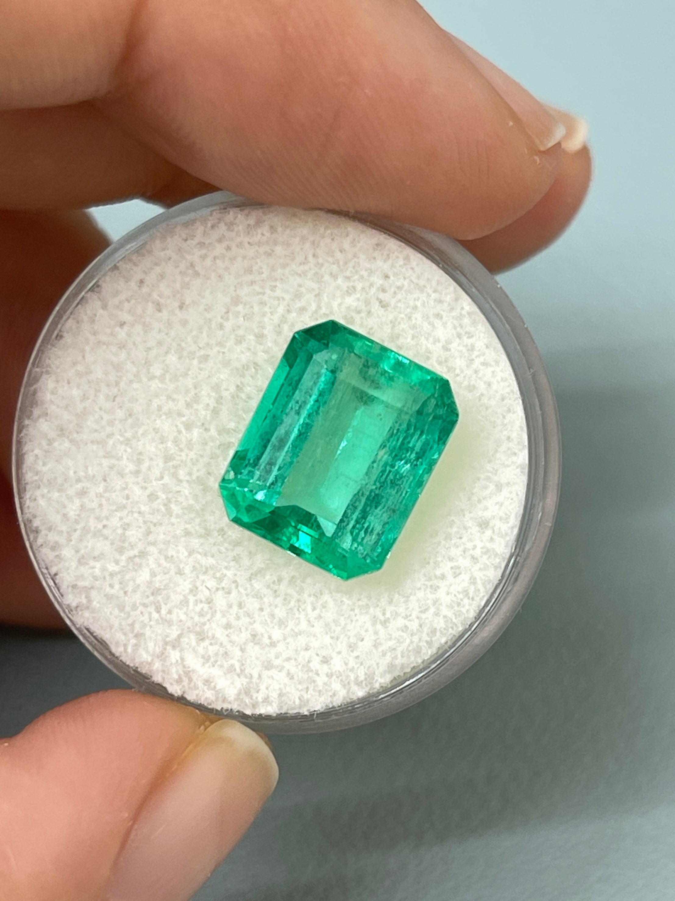 5.50 Carat 11.8mm x 9.7mm Medium Green Natural Loose Colombian Emerald - Classic Emerald Cut Gemstone for Jewelry Making, Engagement Rings & Luxury Gifts