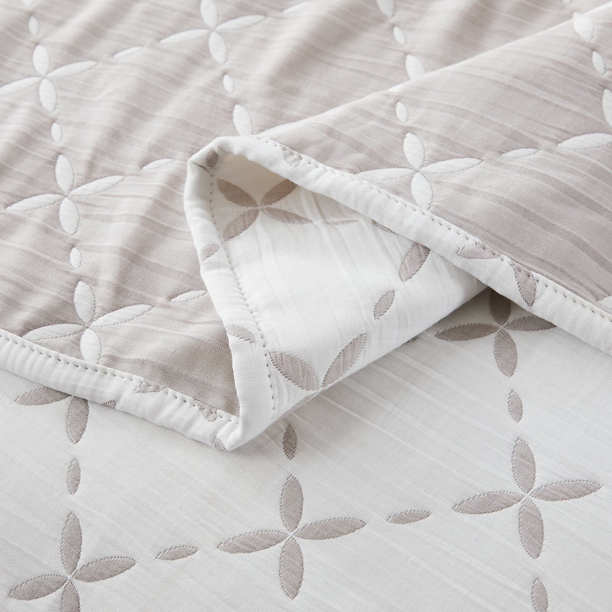 Luxury Diamond Leaf Jacquard Reversible Matelasse Coverlet Set - Queen Size Bedspread for Master Bedroom & Guest Room Decor
