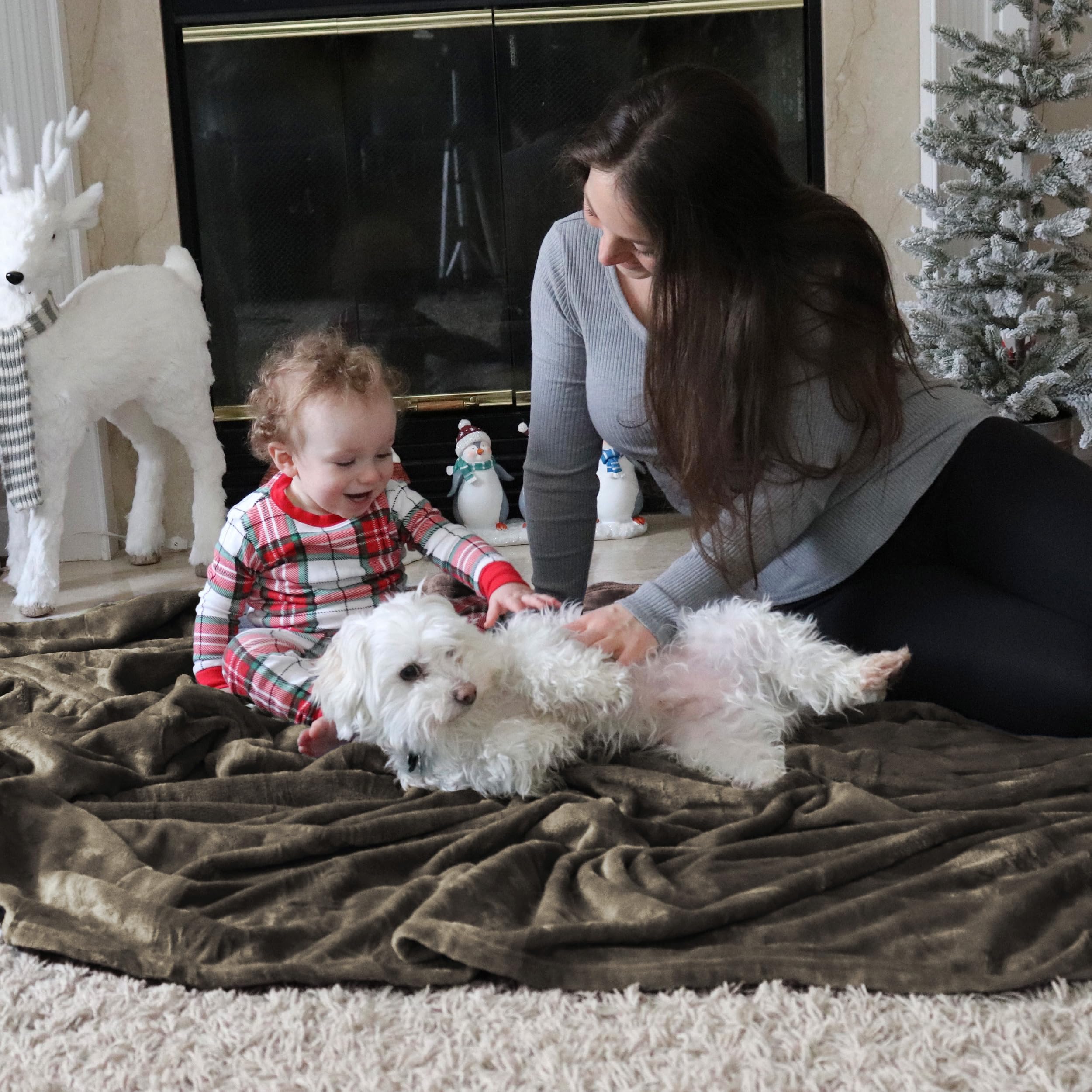 Bedsure King Size Brown Fleece Blanket - Ultra Soft, Lightweight, Plush & Cozy Microfiber Blanket (108x90 Inches) for Bed, Couch, Sofa, and Home Decor - Perfect for Winter, Fall, and Gift Giving